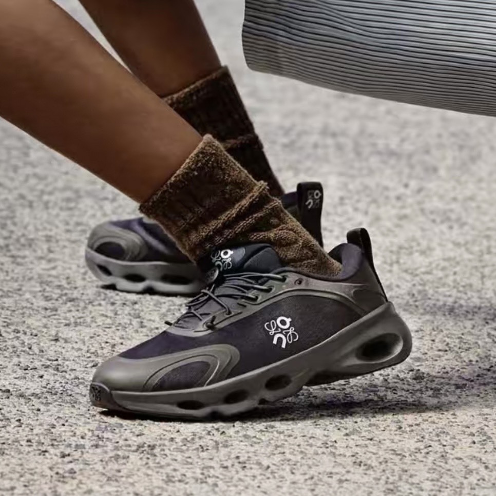 【代購】On × LOEWE Cloudsolo 聯名跑鞋｜舒適貼合 CloudTec 緩震休閒運動鞋 男女同款｜黑色