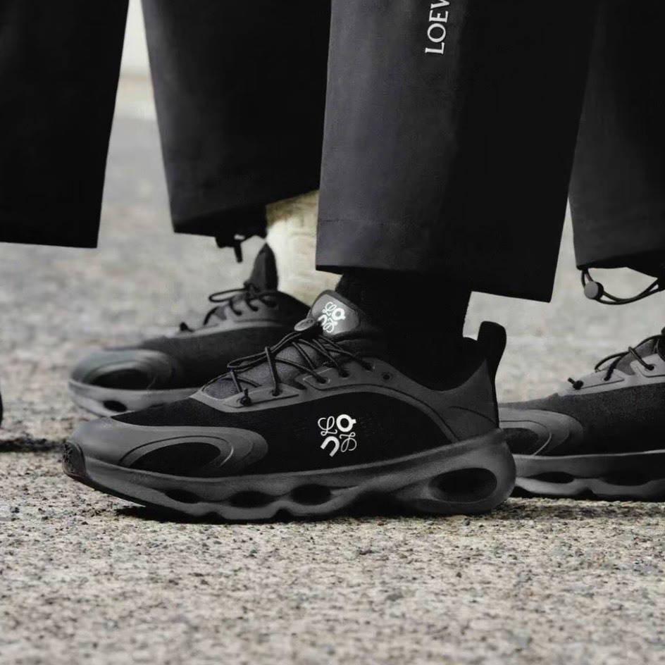 【代購】On × LOEWE Cloudsolo 聯名跑鞋｜舒適貼合 CloudTec 緩震休閒運動鞋 男女同款｜黑色