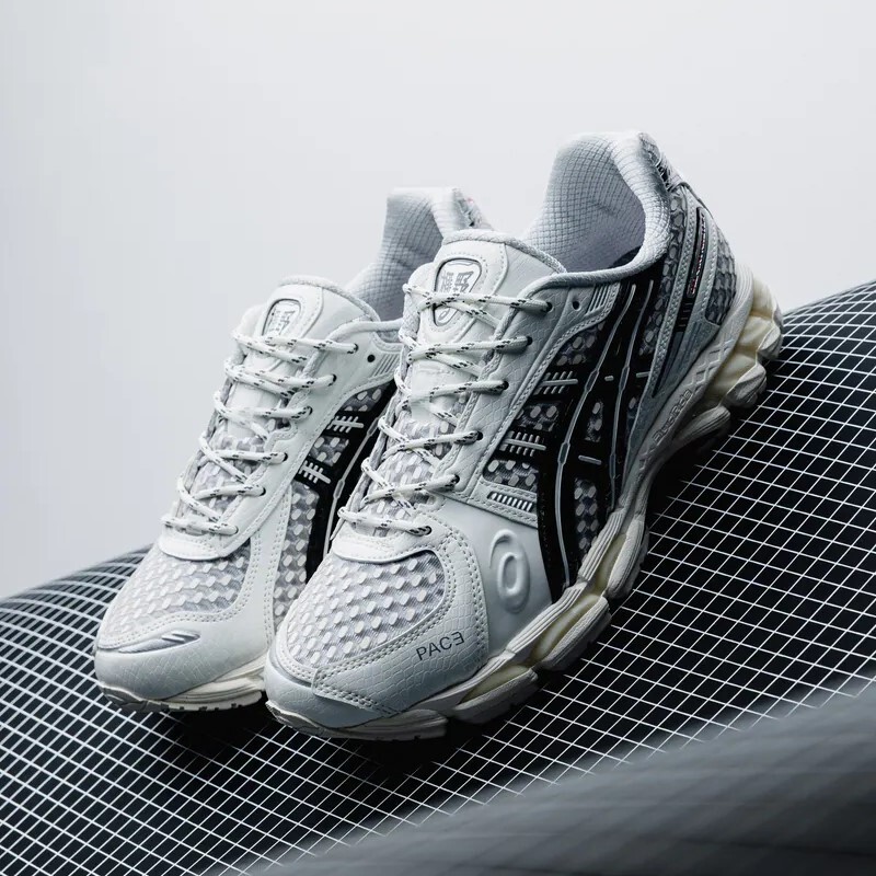 【預購】Pace × ASICS Gel-Kayano 12.1 Silver 白銀聯名跑鞋｜復古科技跑鞋 緩震支撐休閒運動鞋 男女同款｜1203B001-100