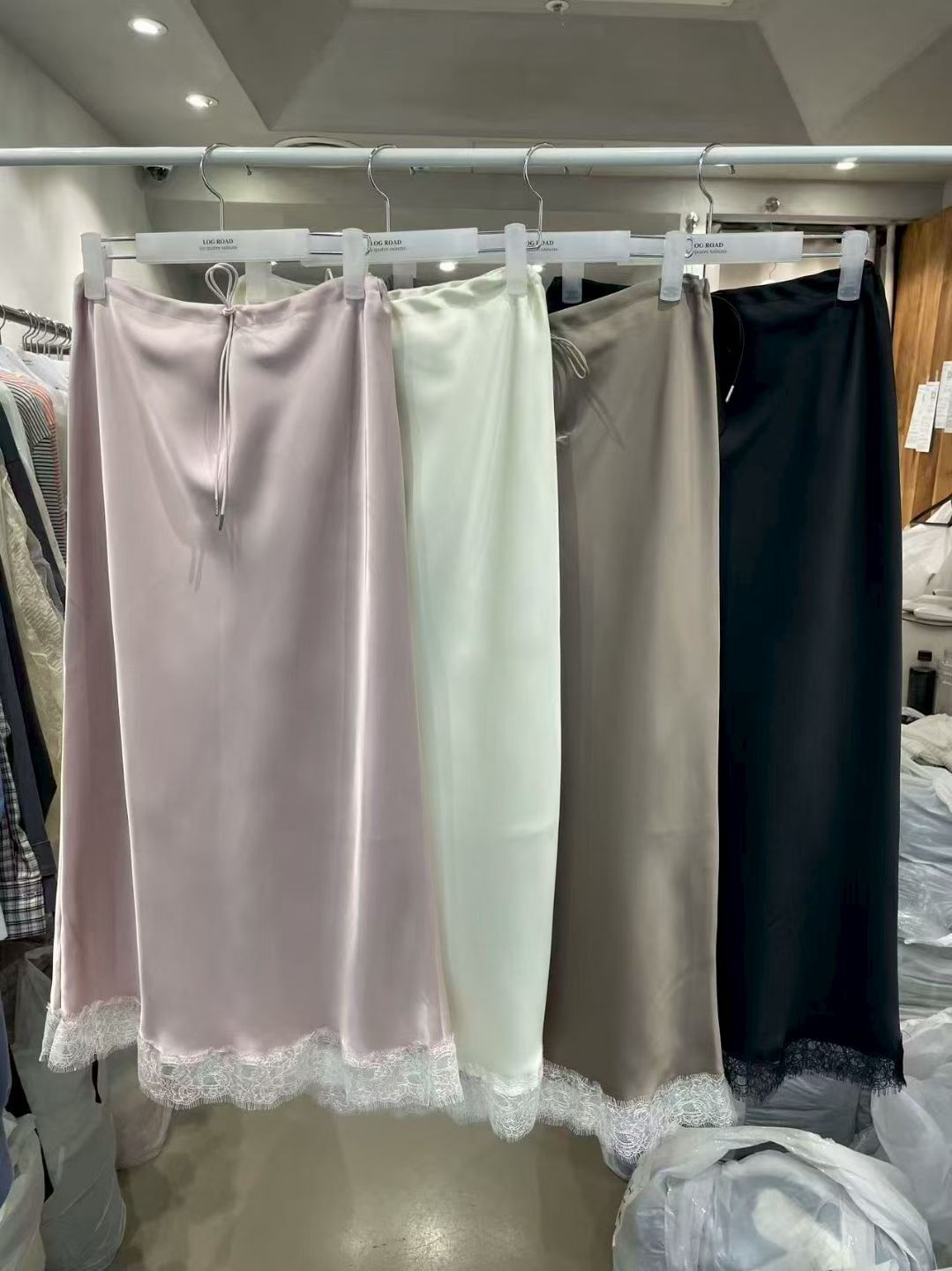 LR6031 蕾絲邊緞面長裙