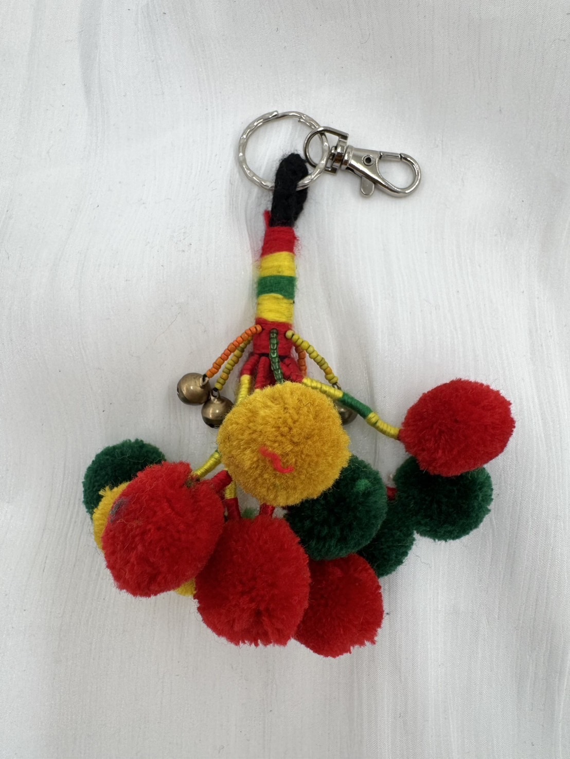 手工串珠紅黃綠毛球鑰匙圈-附金屬扣環.總長11cm
