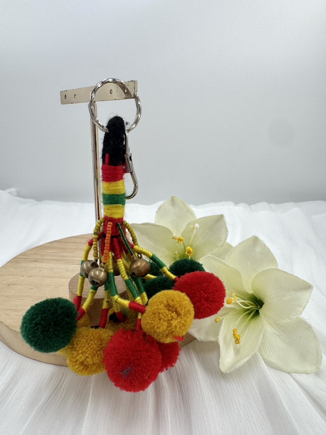 手工串珠紅黃綠毛球鑰匙圈-附金屬扣環.總長11cm