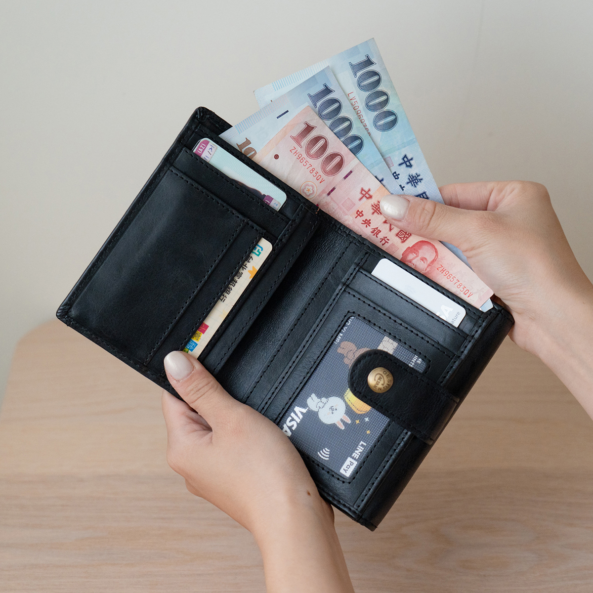 『新品上市』老爺有喜  真皮英倫風雙釦式多功能中夾 (074351bk)