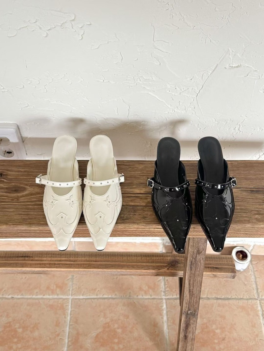 engraved buckle pointed heel