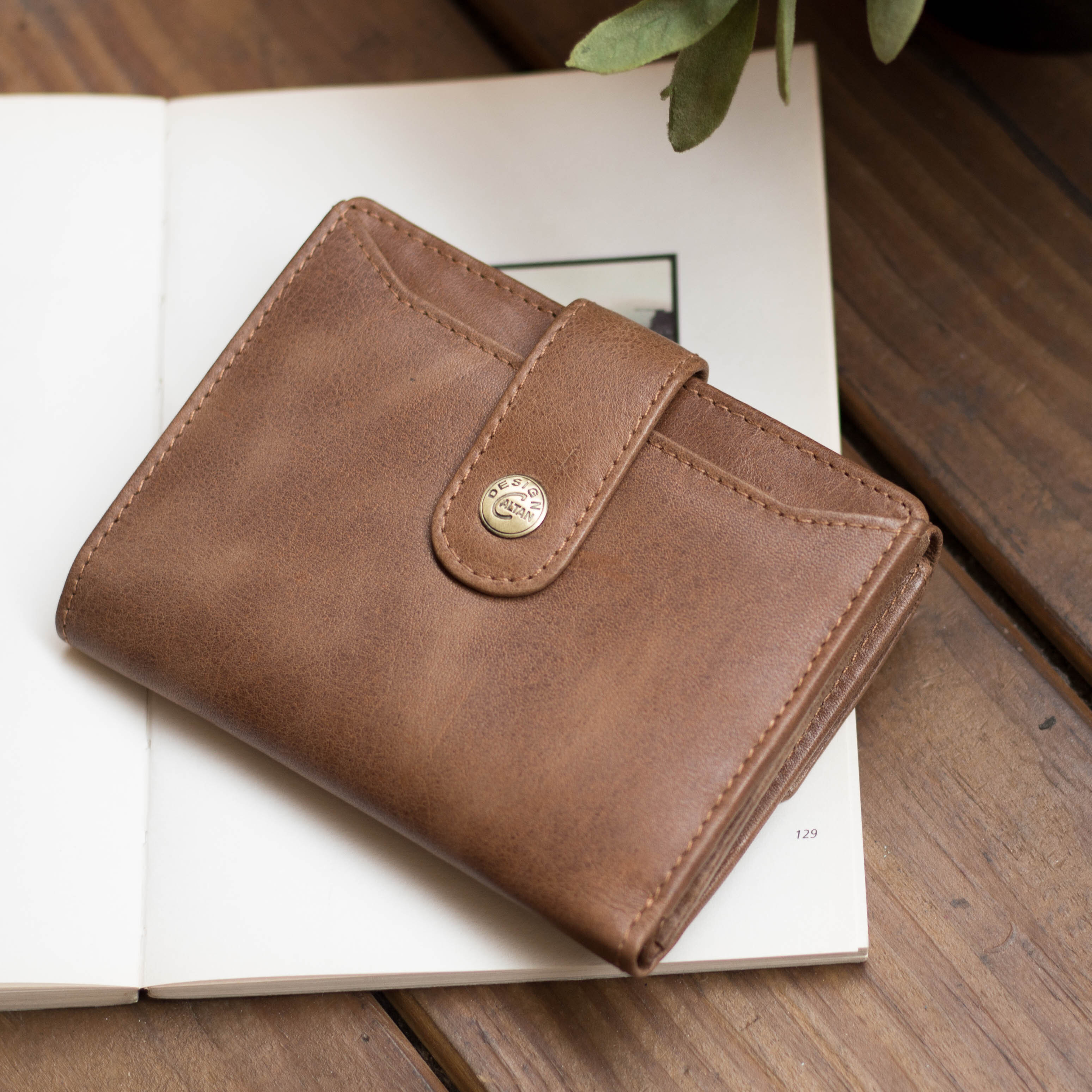 『新品上市』老爺有喜  真皮英倫風雙釦式多功能中夾 (074351lt)