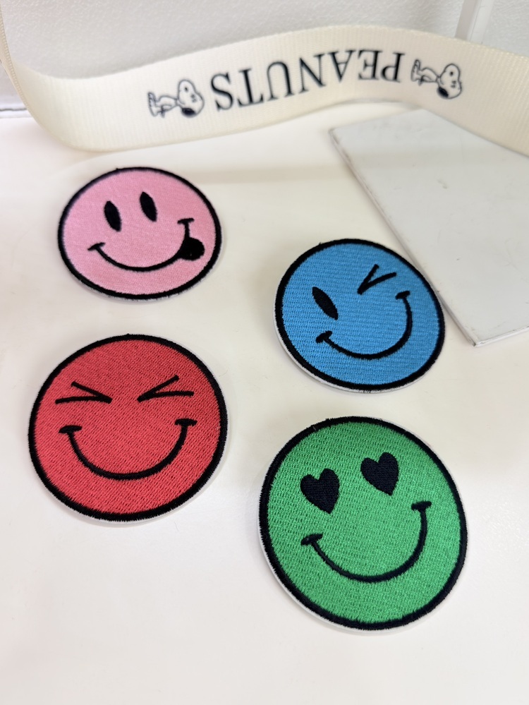 刺繡笑臉別針