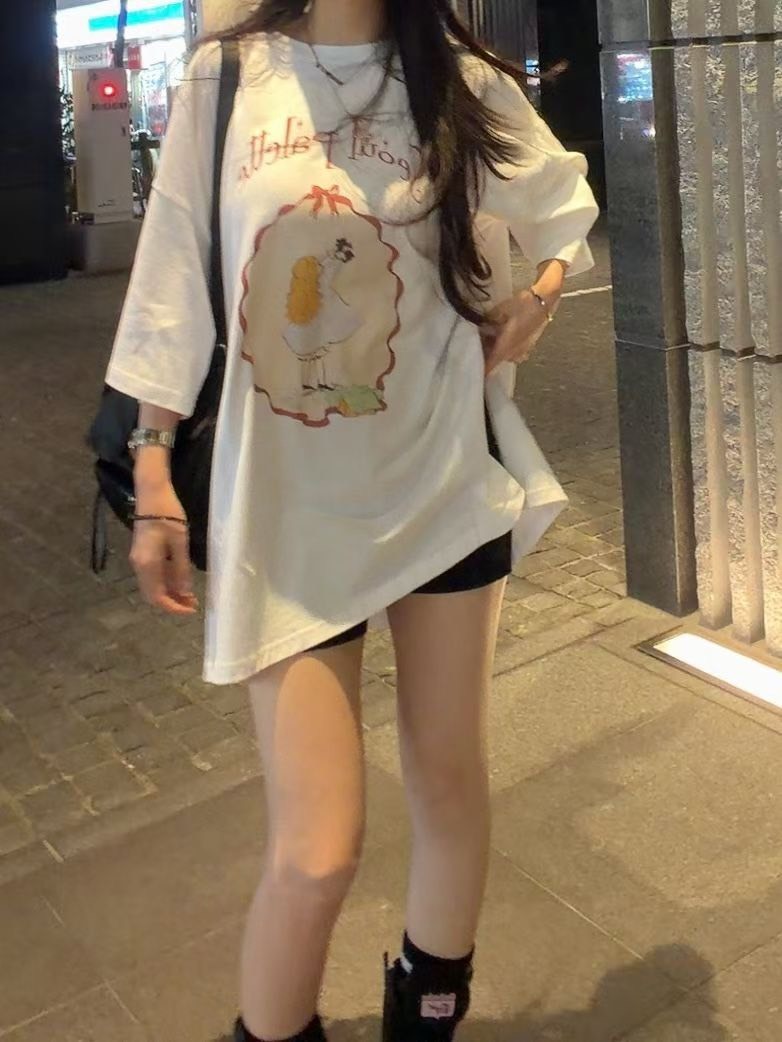 女孩舉貓長版T