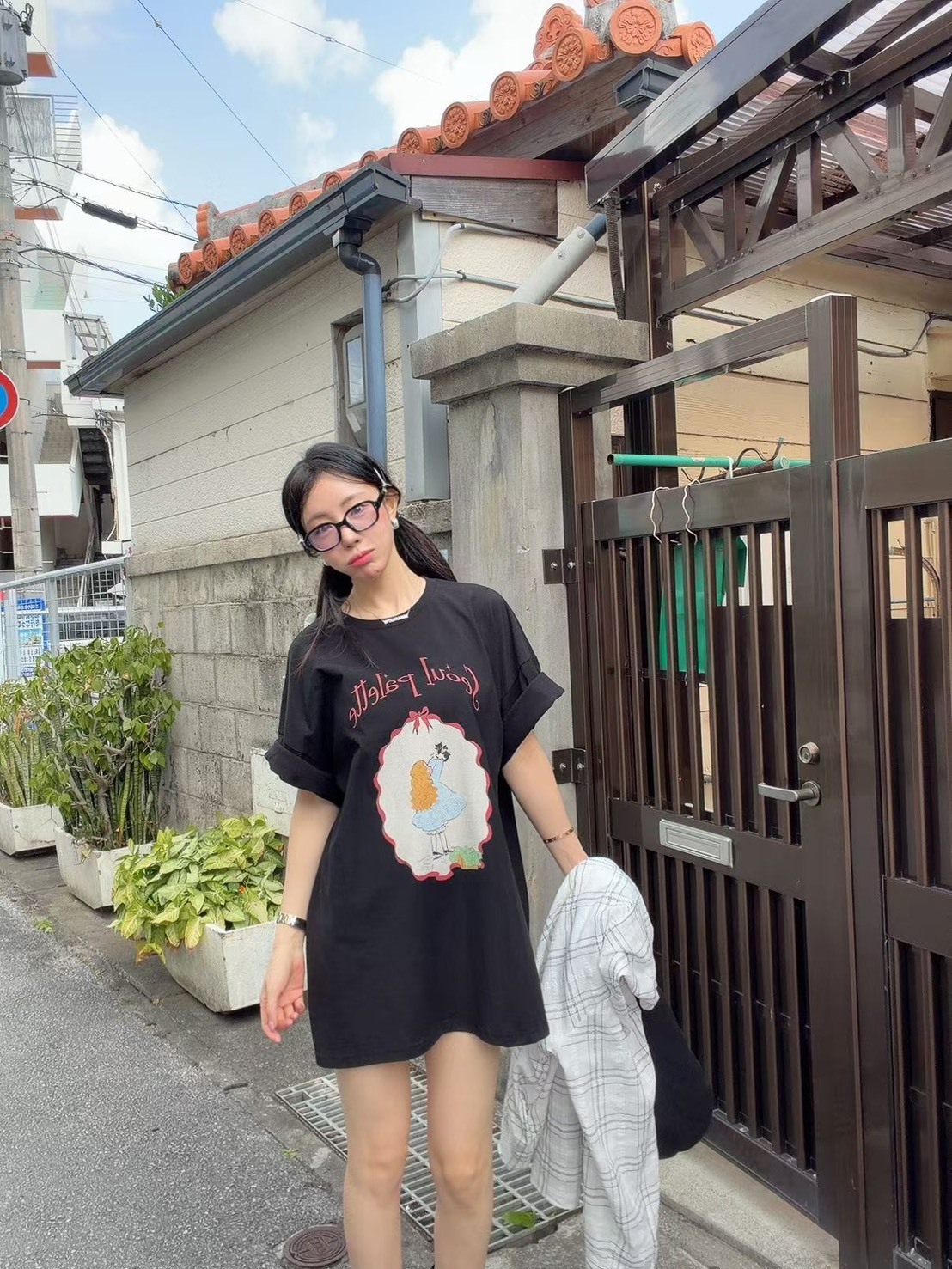 女孩舉貓長版T