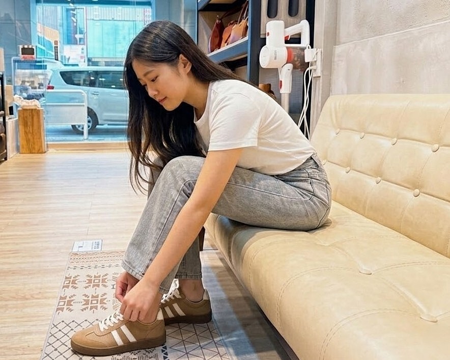 Sanly Joy 官網與門市熱銷破千雙推薦！真皮厚底德訓餅乾鞋，廣受護理師、小隻女與通勤族喜愛，兼具高顏值與極致舒適的口碑爆款休閒鞋。