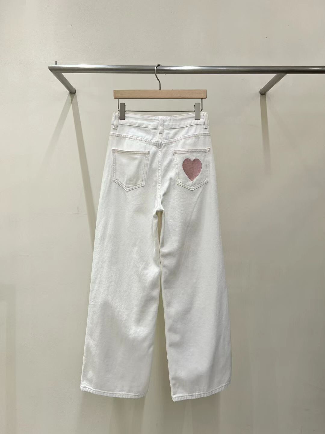 白色粉刺繡愛心牛仔長褲