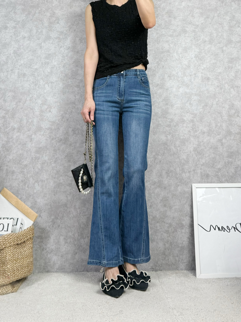 怎能錯過這款~顯瘦比例的3D裁線喇叭牛仔褲