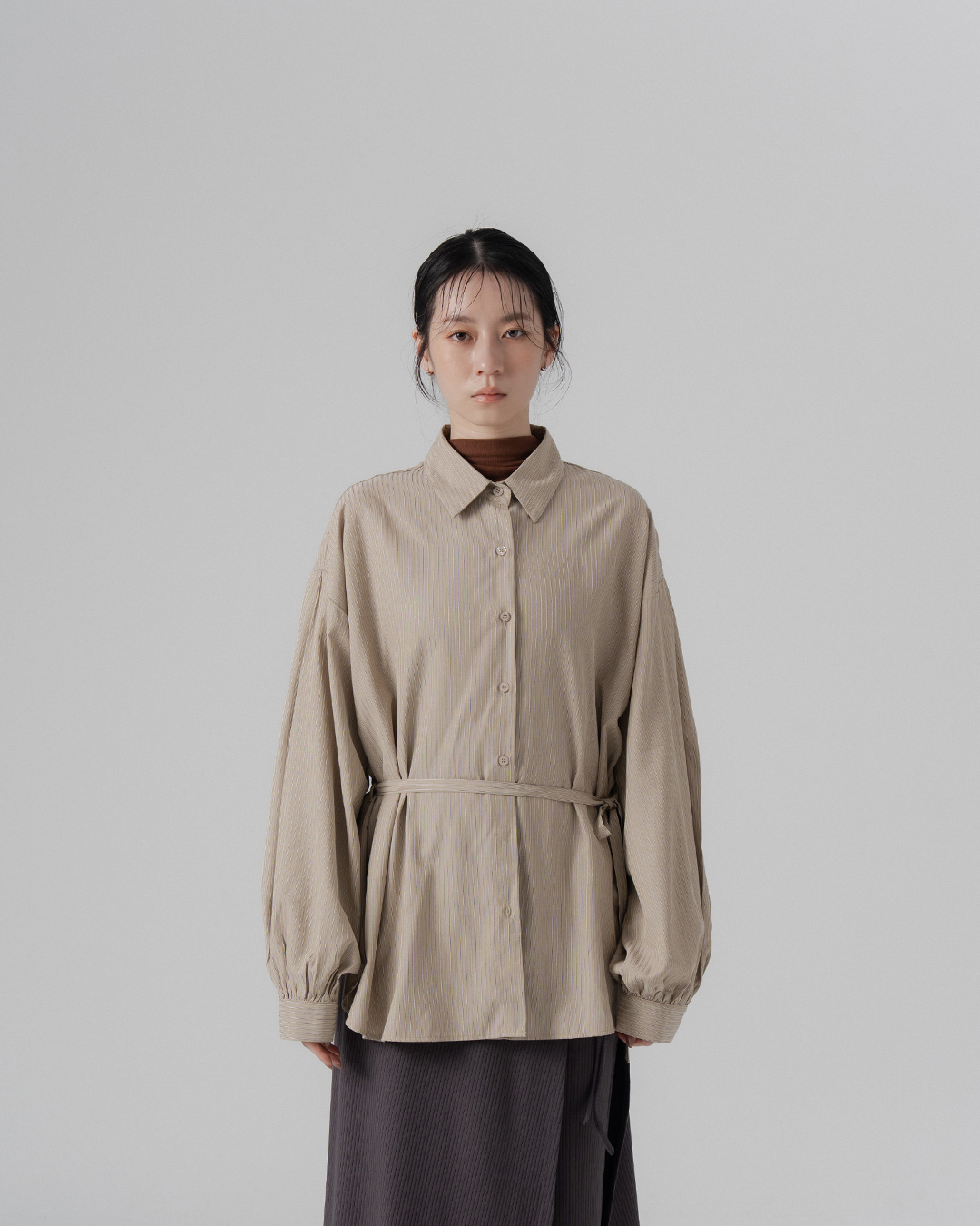 Khaki striped pleated shirt with tie detail【01025776】in stock+pre-order