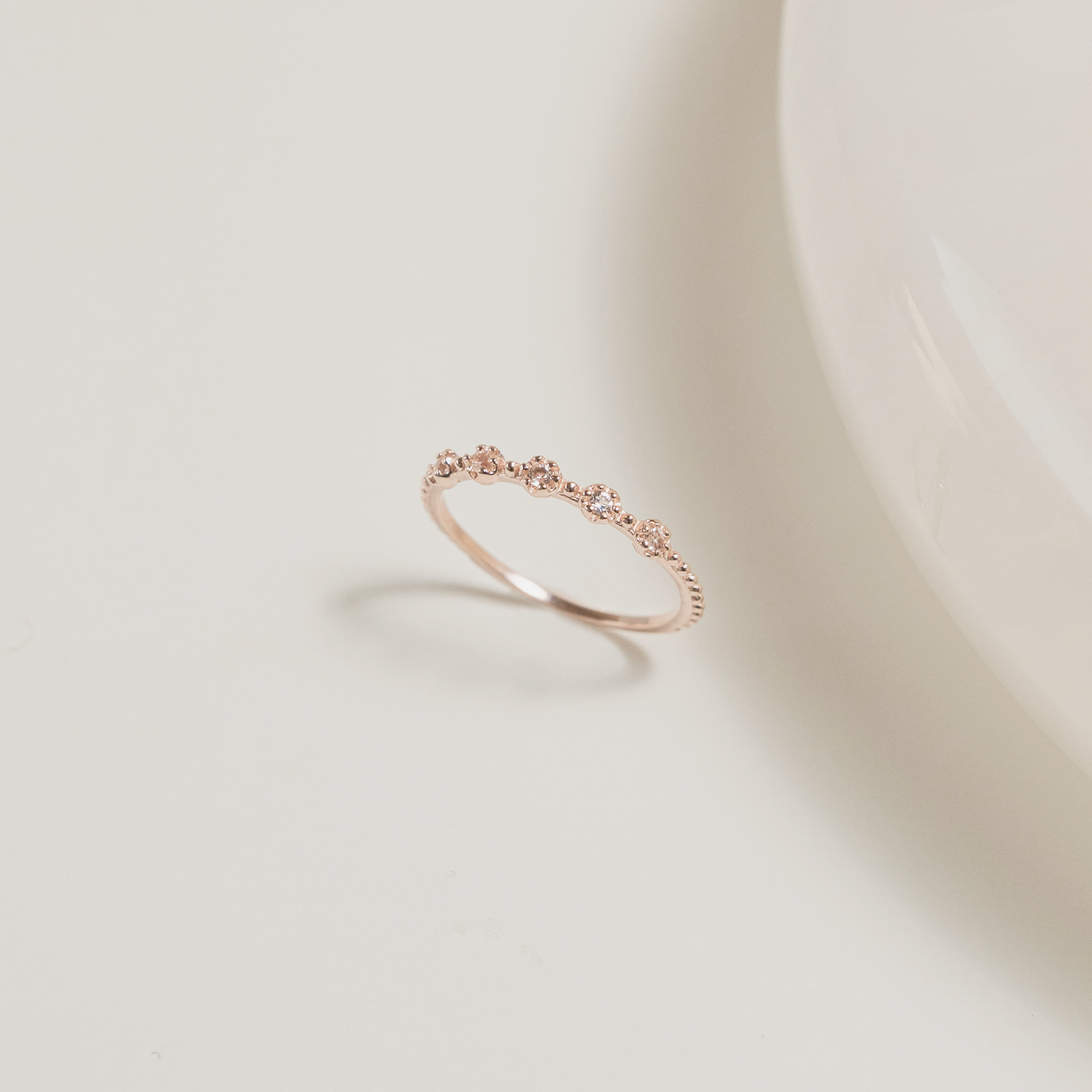 滾邊五顆小花白托帕石戒指