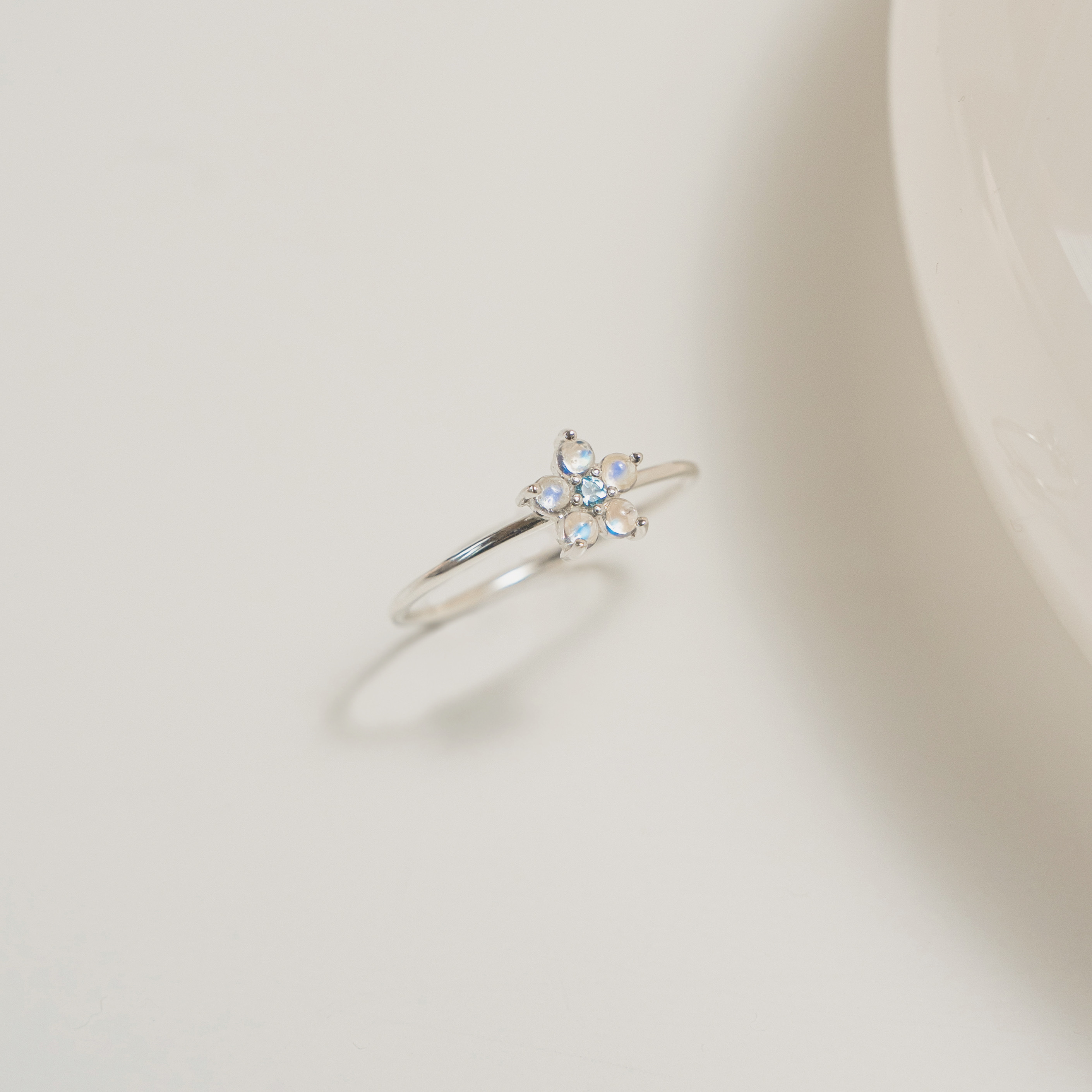 小花朵月光托帕石戒指