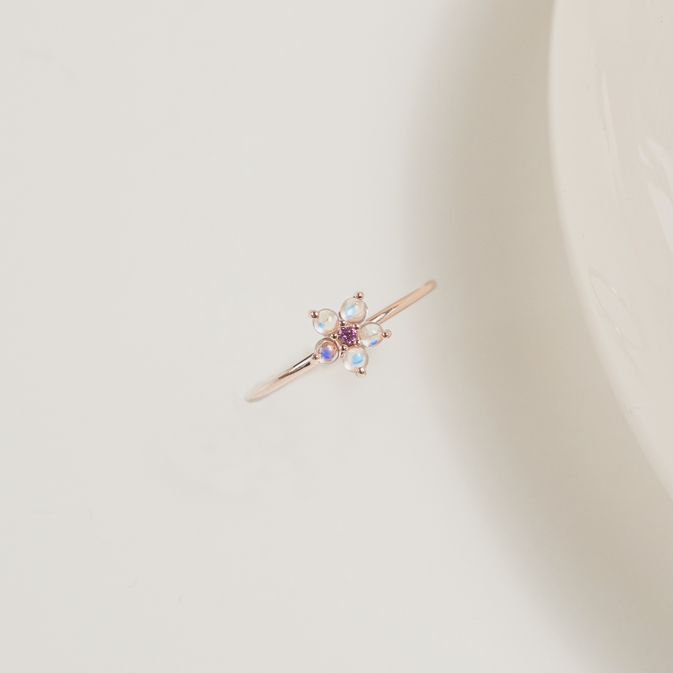 小花朵月光玫瑰石榴石戒指