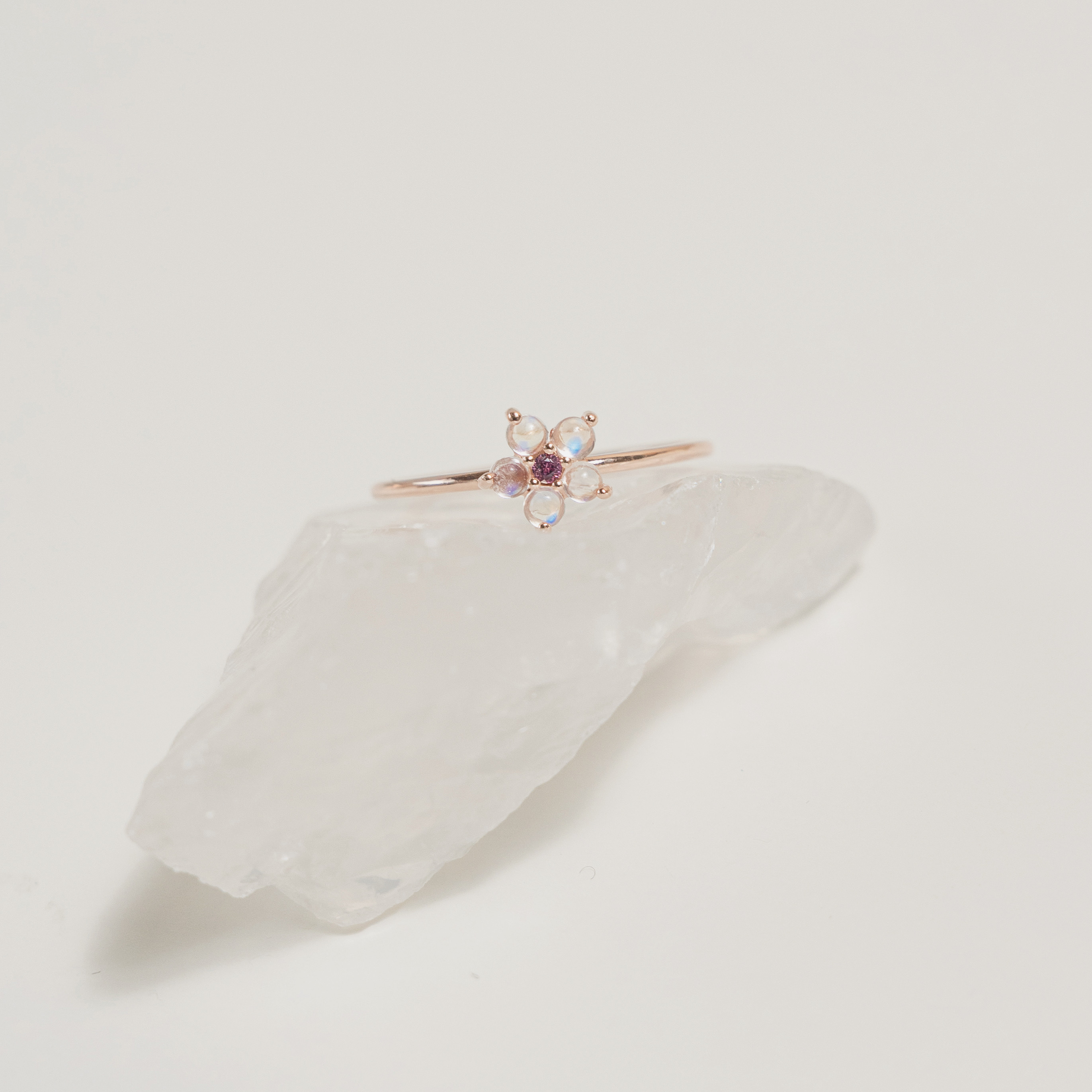 小花朵月光玫瑰石榴石戒指