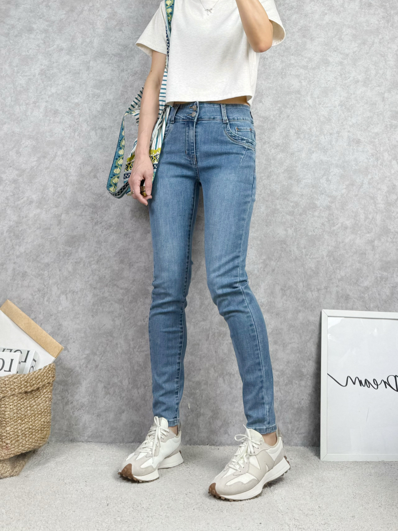 雙釦設計輕鬆打造俐落顯瘦的好比例窄腳褲