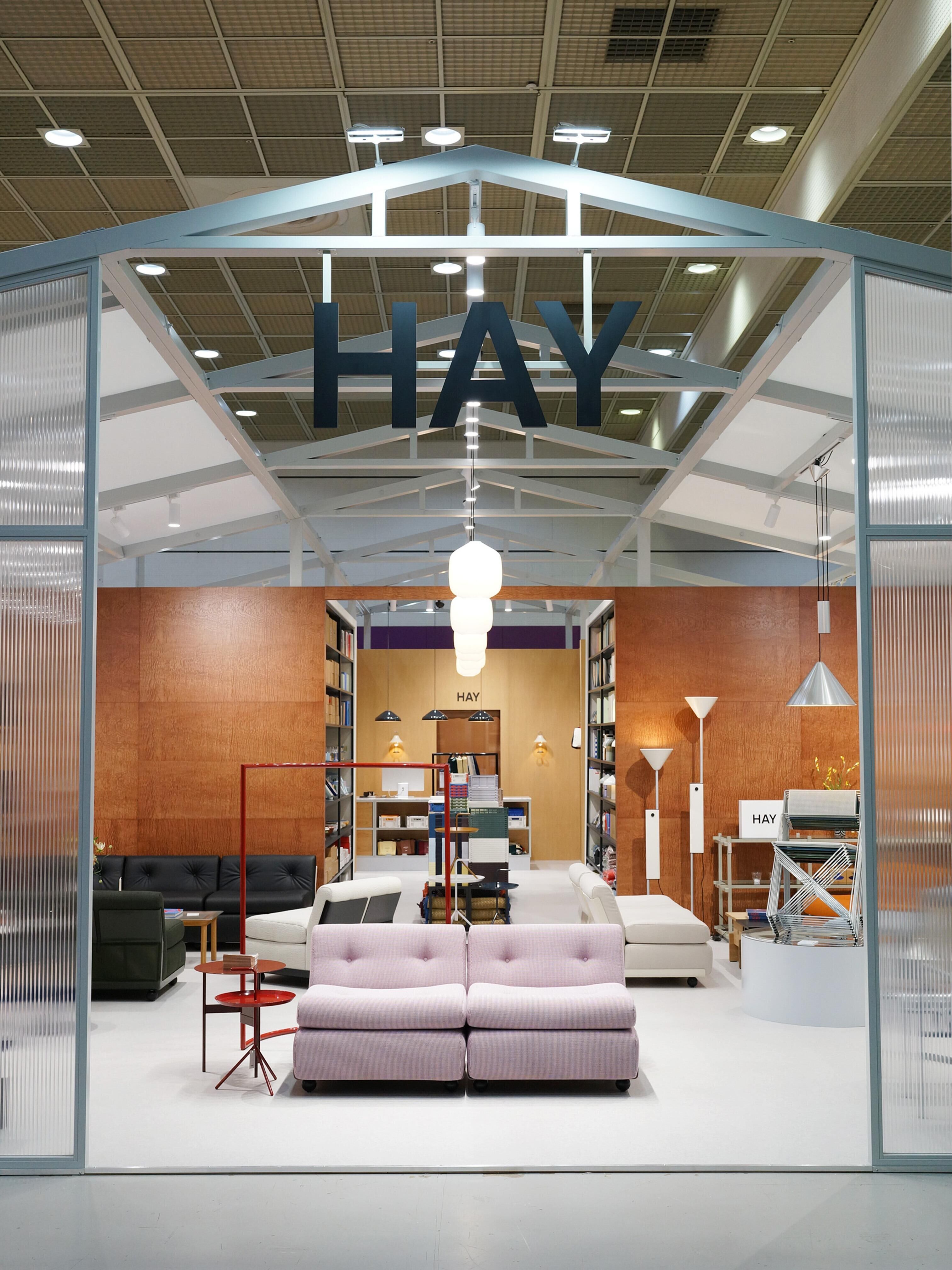 HAY 首爾家居設計展入口現場圖,透明浪板與房屋結構設計。