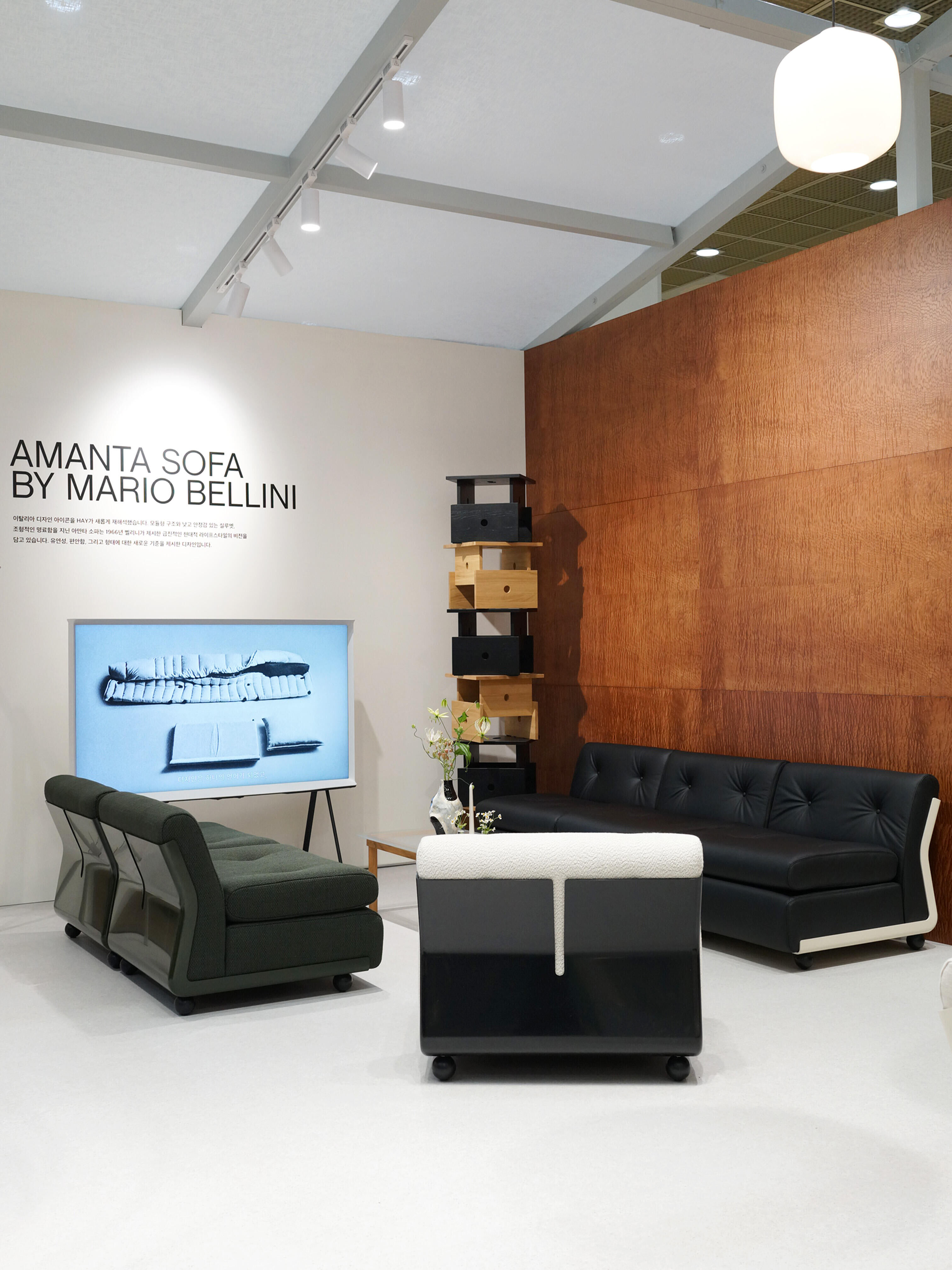 Mario Bellini 設計的 Amanta Sofa 在首爾設計展場中的擺設。