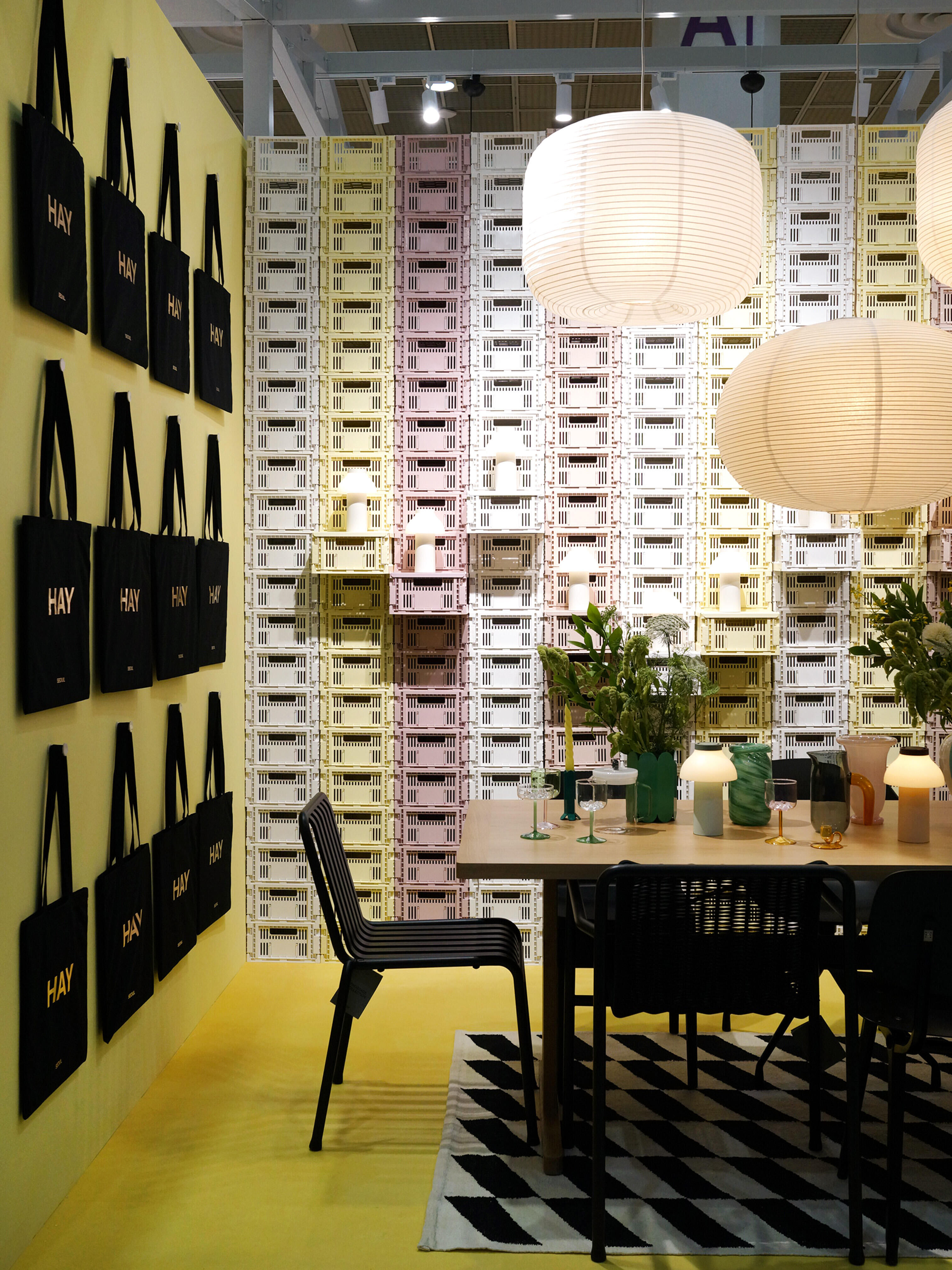 HAY Colour Crate 收納籃牆面與居家用餐空間佈置。