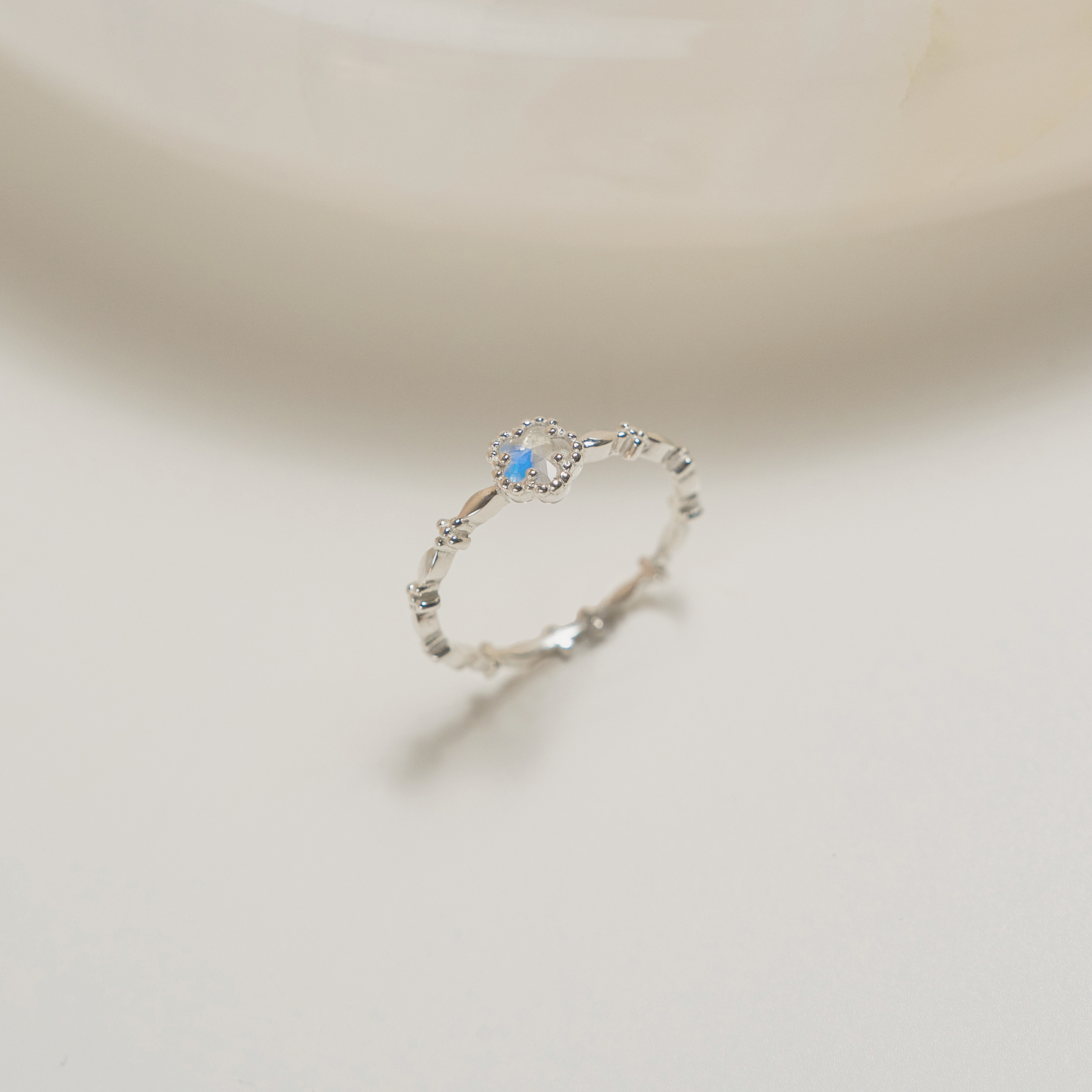 滾珠邊小花月光石戒指