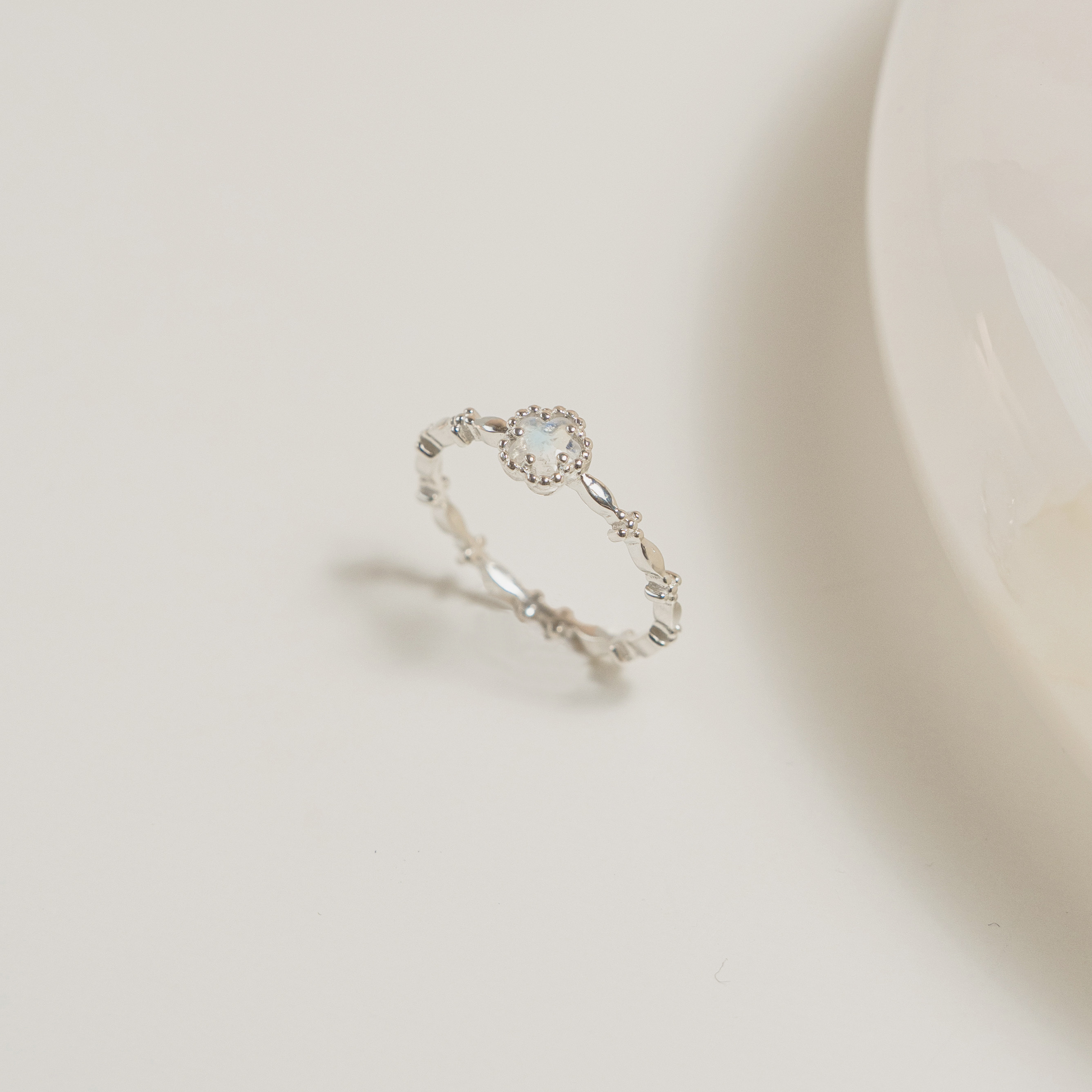 滾珠邊小花月光石戒指