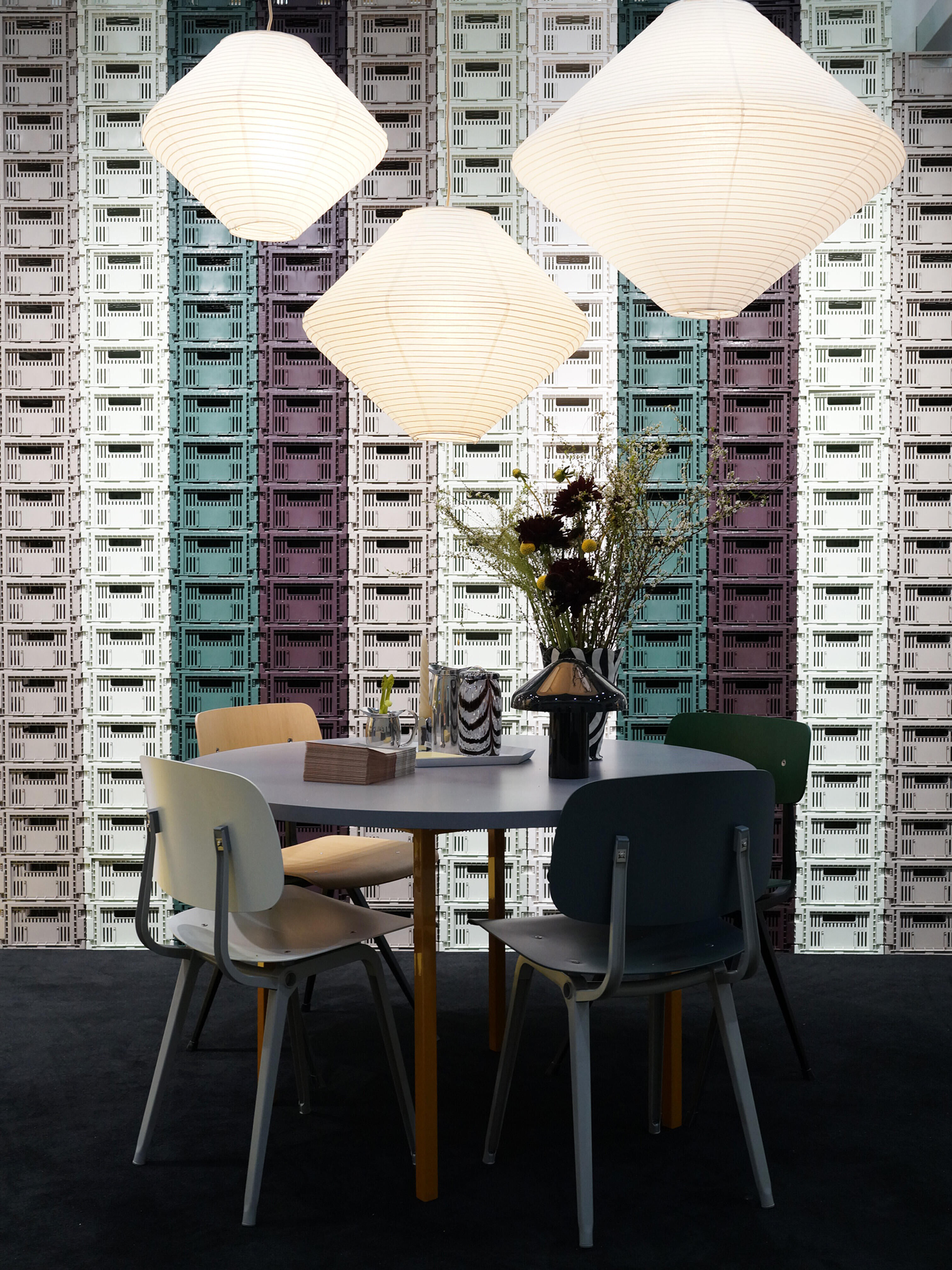 HAY 不同造型紙燈吊燈與堆疊收納箱背景圖