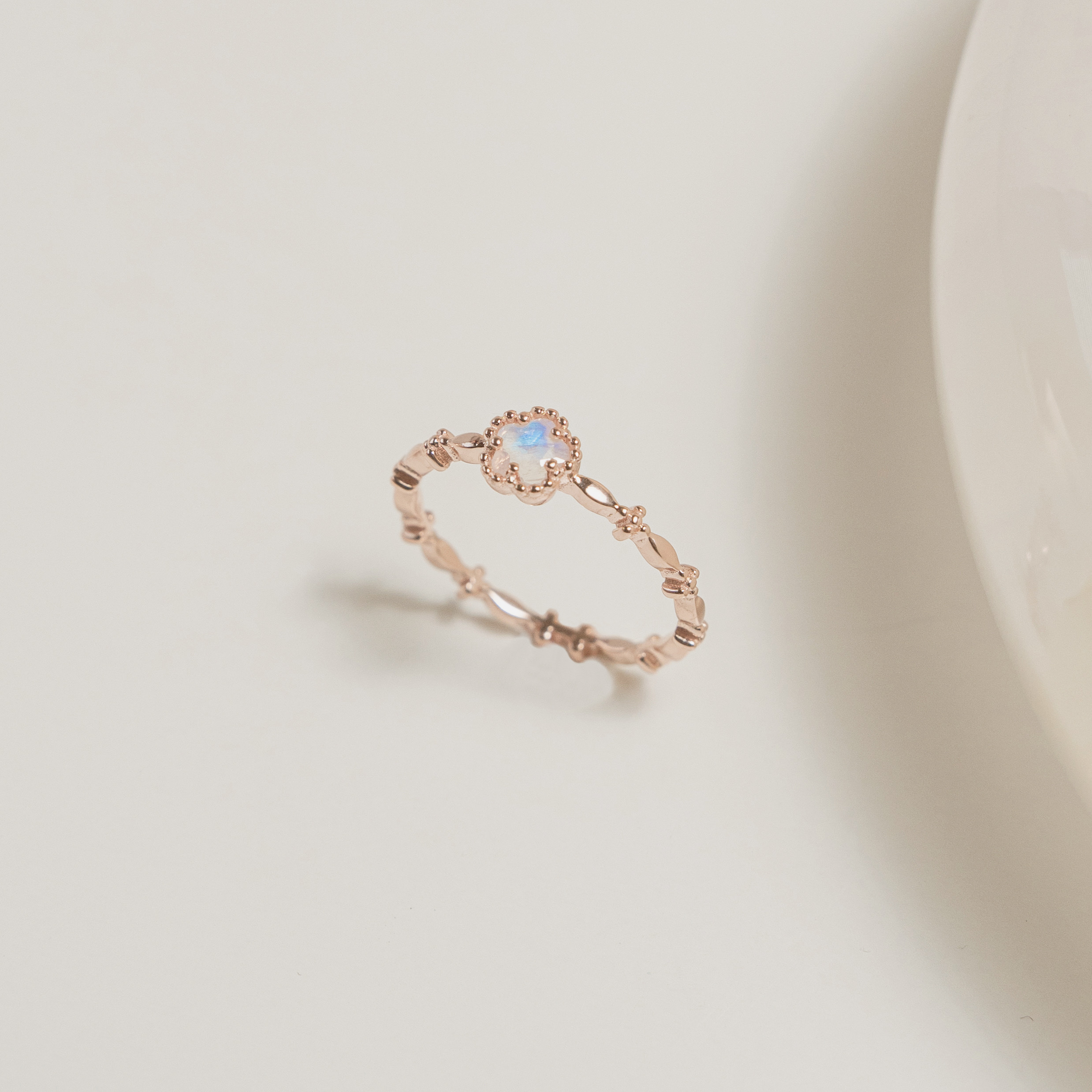 滾珠邊小花月光石戒指