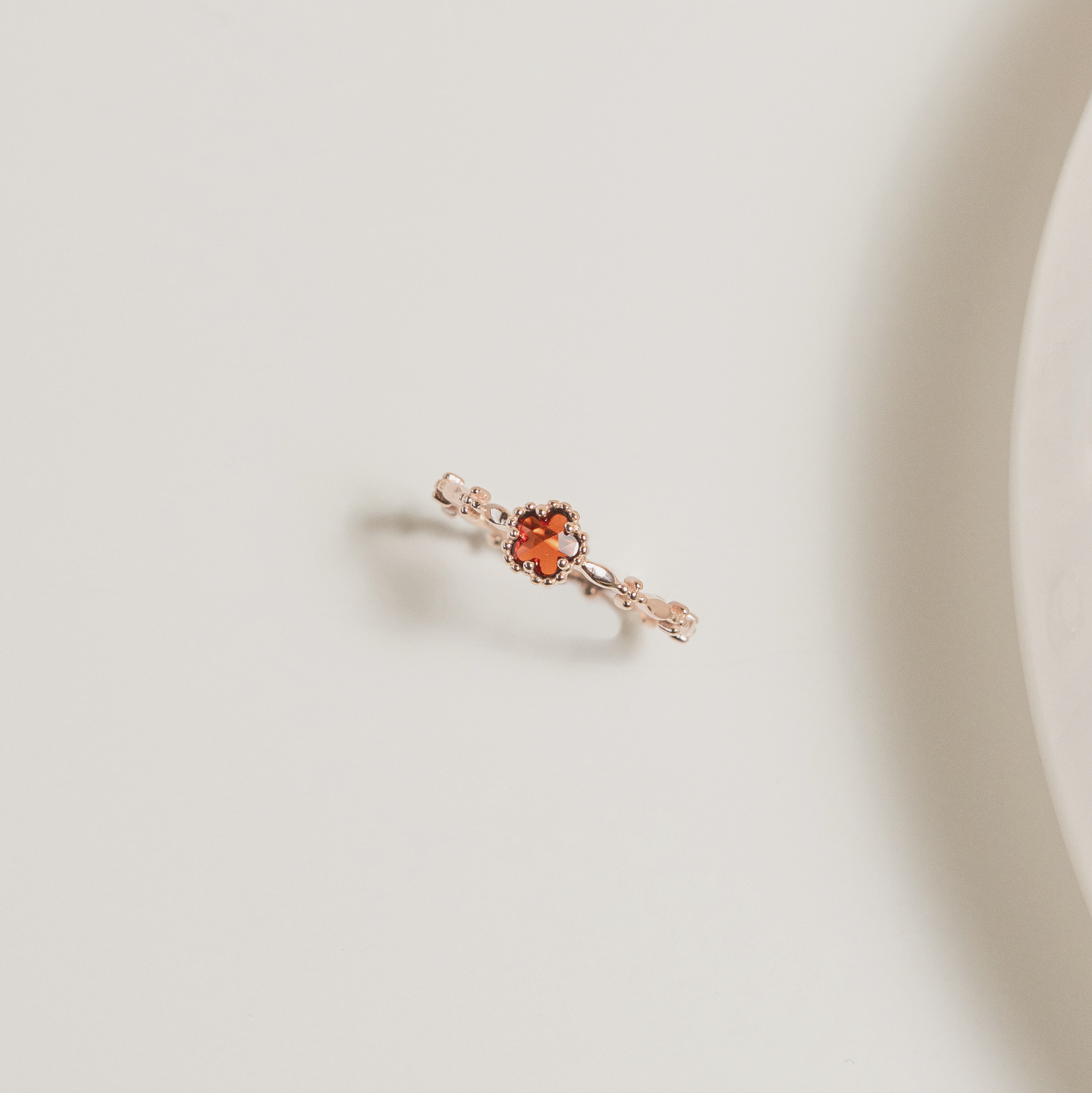 滾珠邊小花石榴石戒指