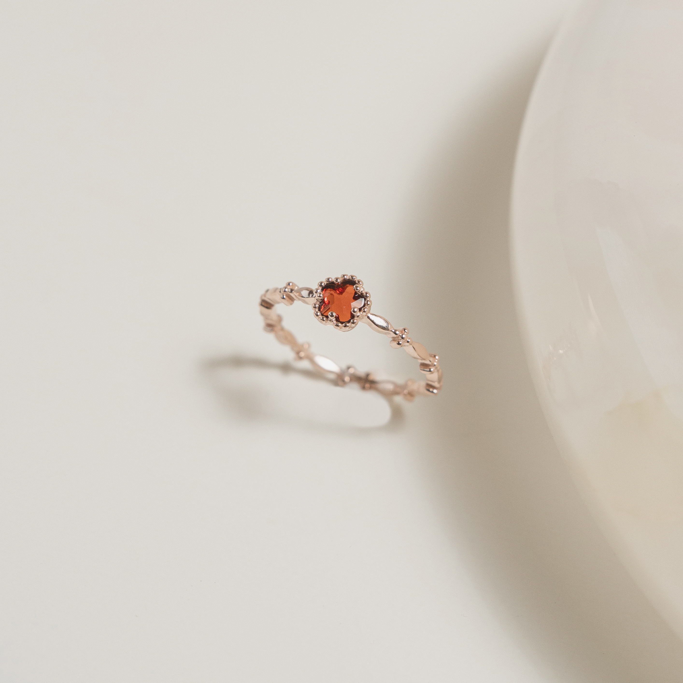 滾珠邊小花石榴石戒指