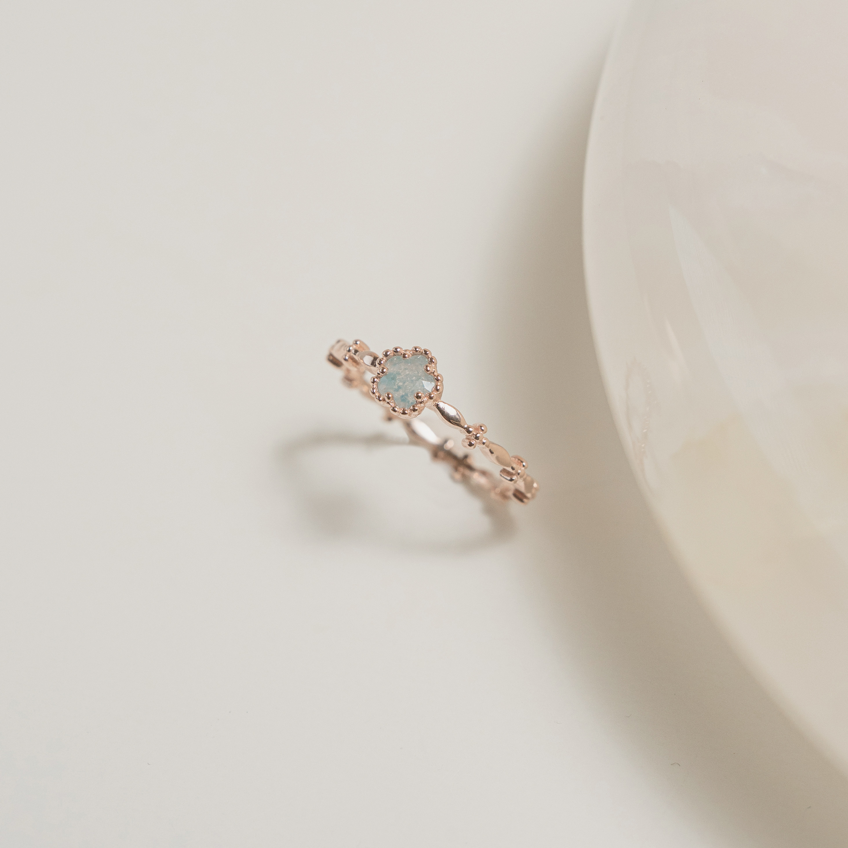 滾珠邊小花水藍石英戒指