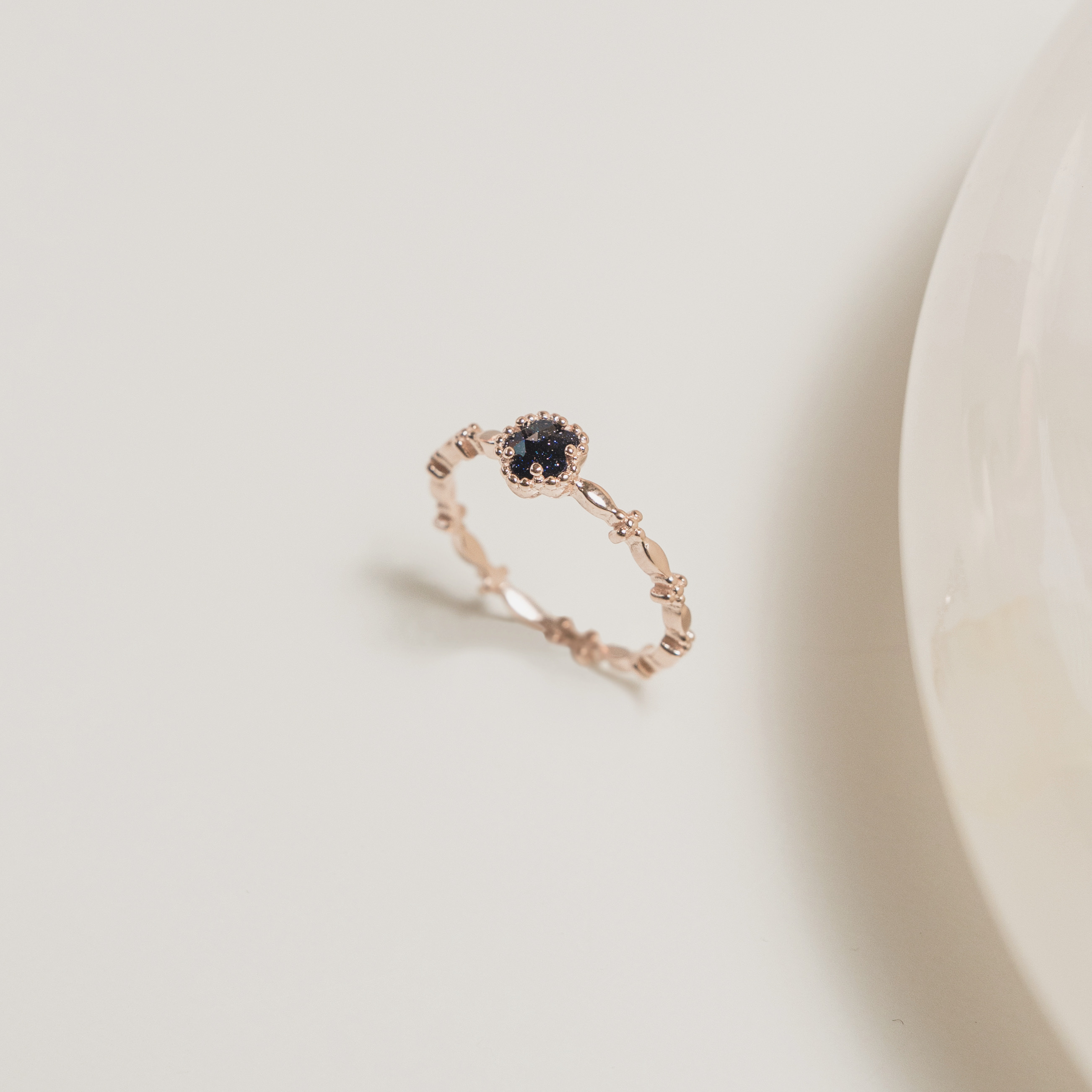 滾珠邊小花藍砂石戒指