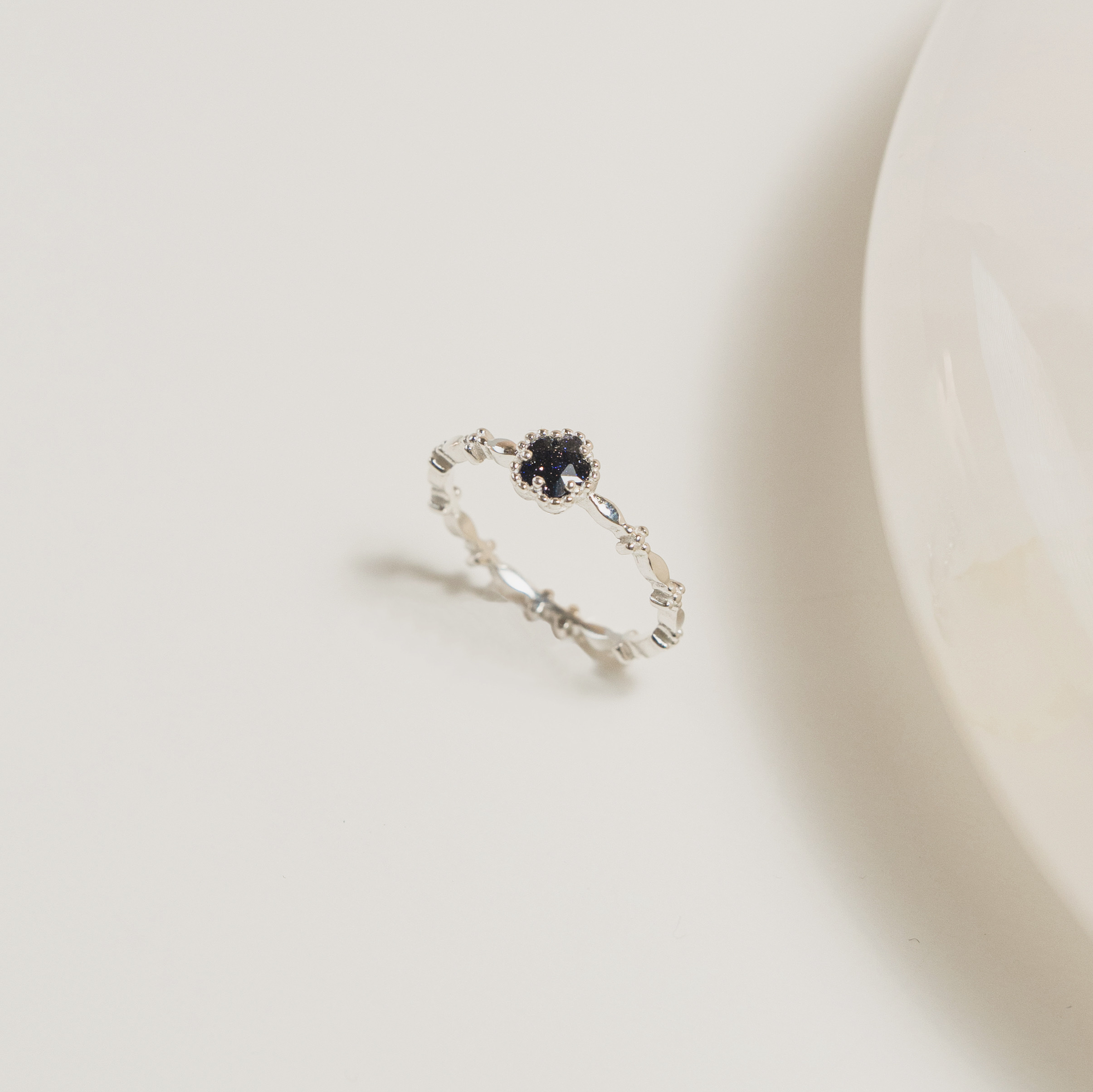 滾珠邊小花藍砂石戒指