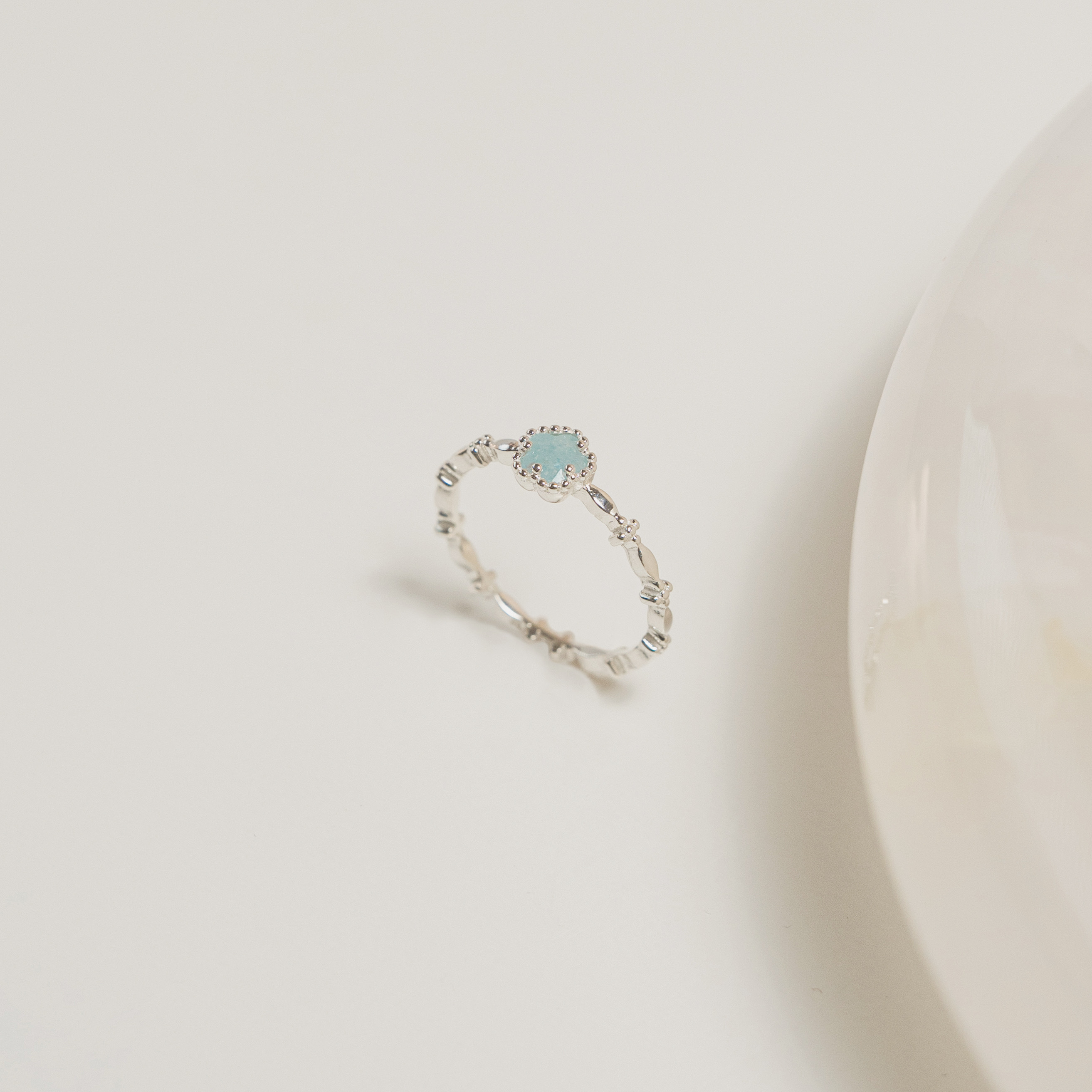 滾珠邊小花水藍石英戒指