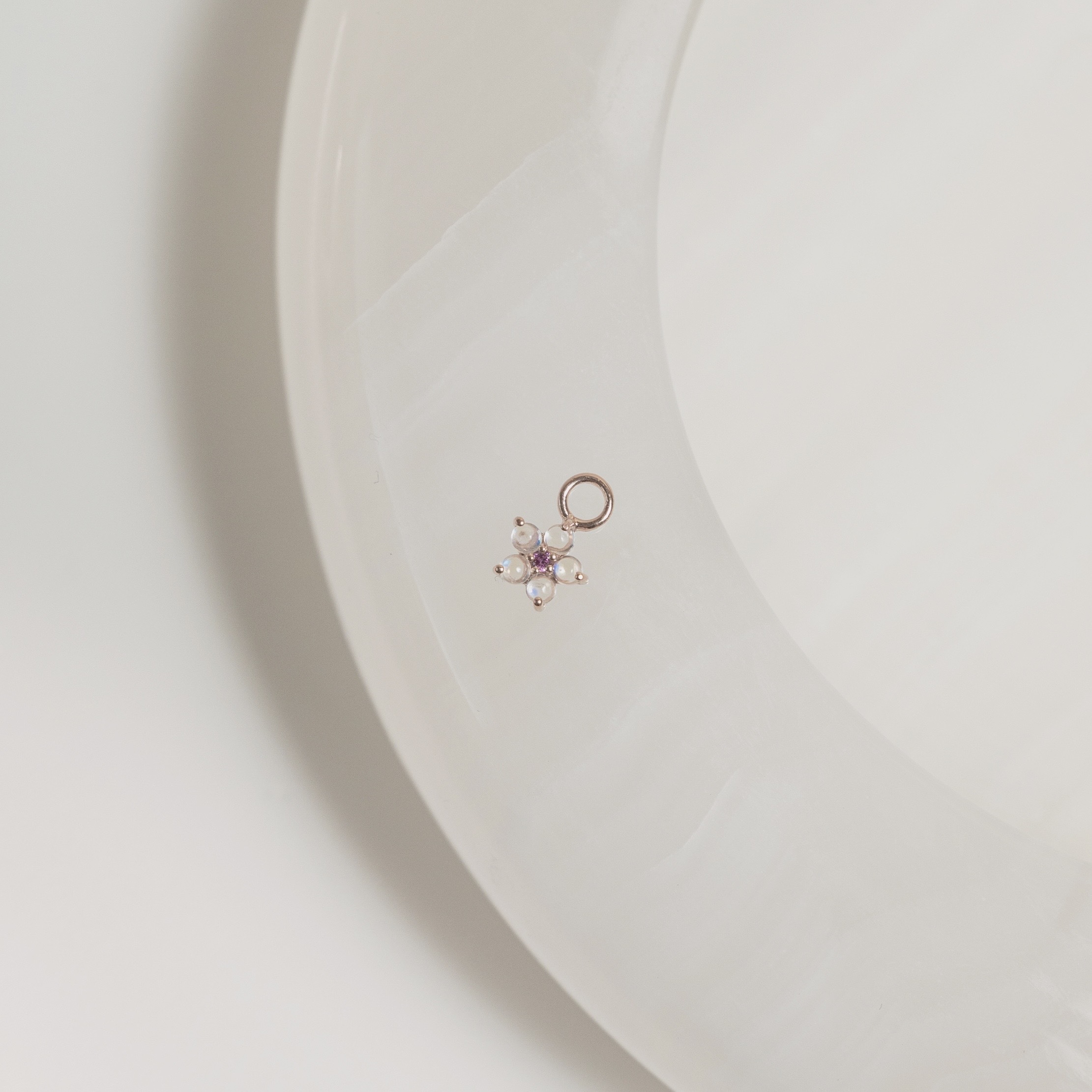 小花朵月光玫瑰石榴石耳墜