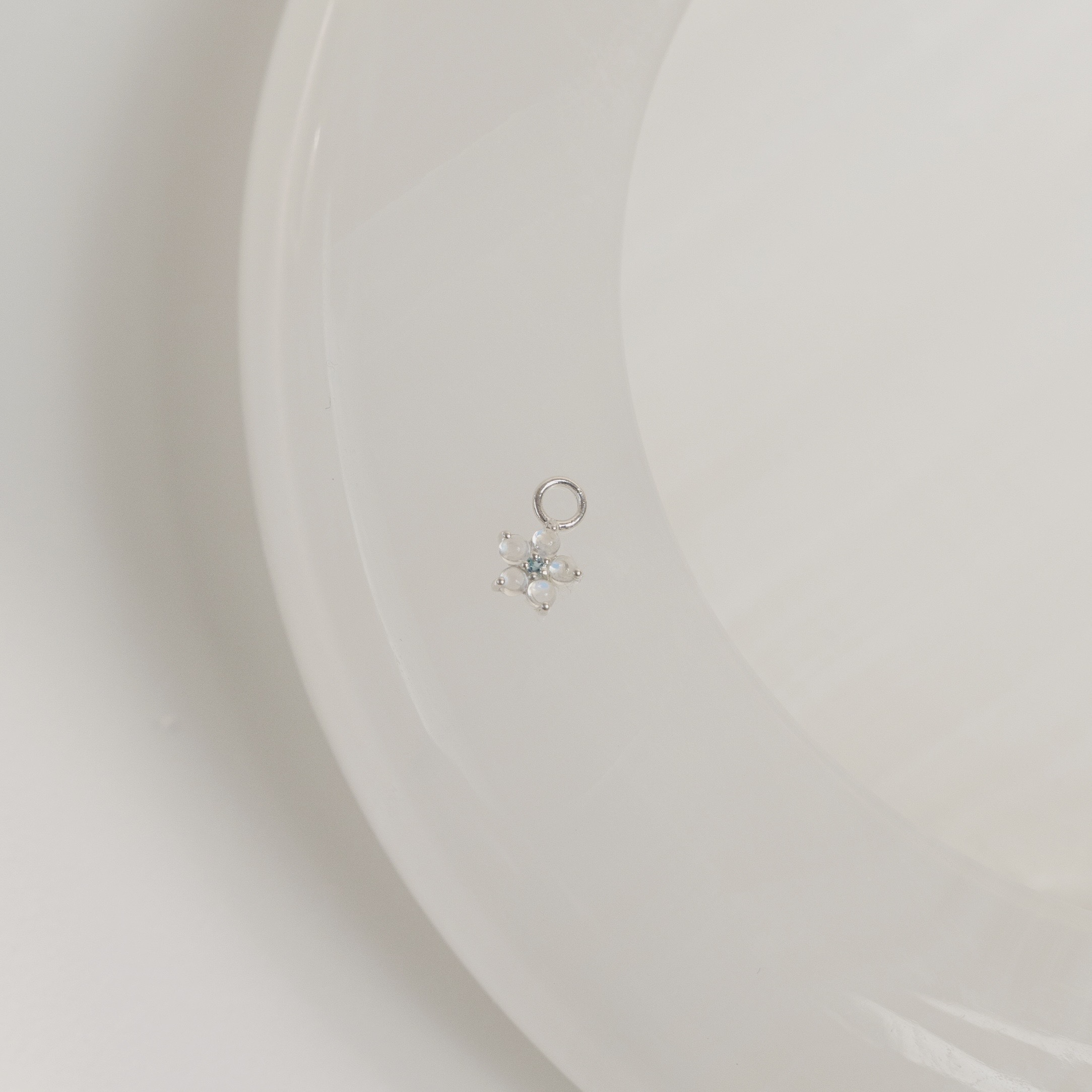 小花朵月光托帕石耳墜