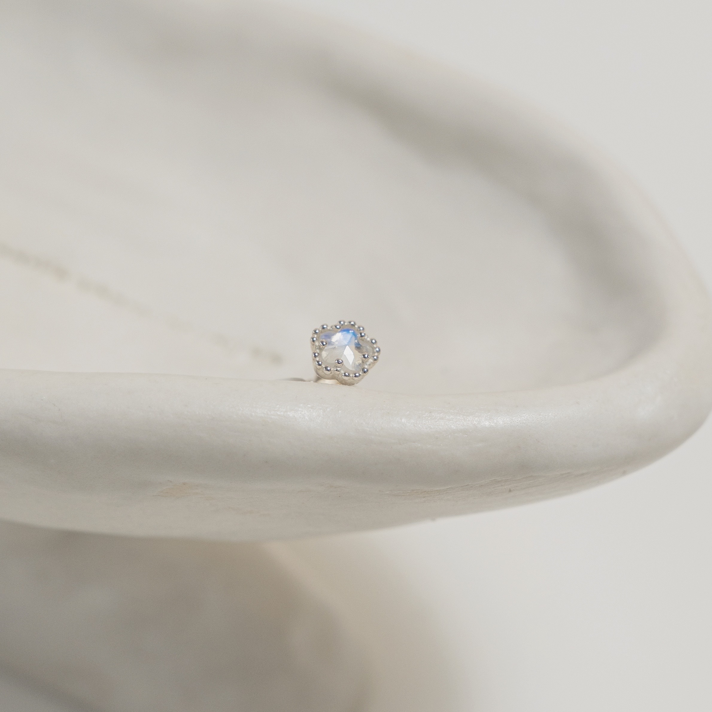 滾珠邊小花月光石轉珠耳環