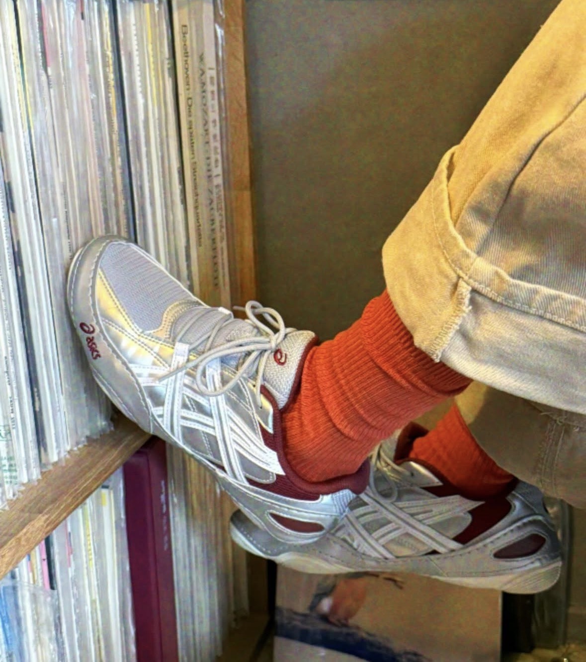 ASICS 休閒鞋 HYPERSYNC  銀白酒紅 薄底 復古 男女 1203A879020