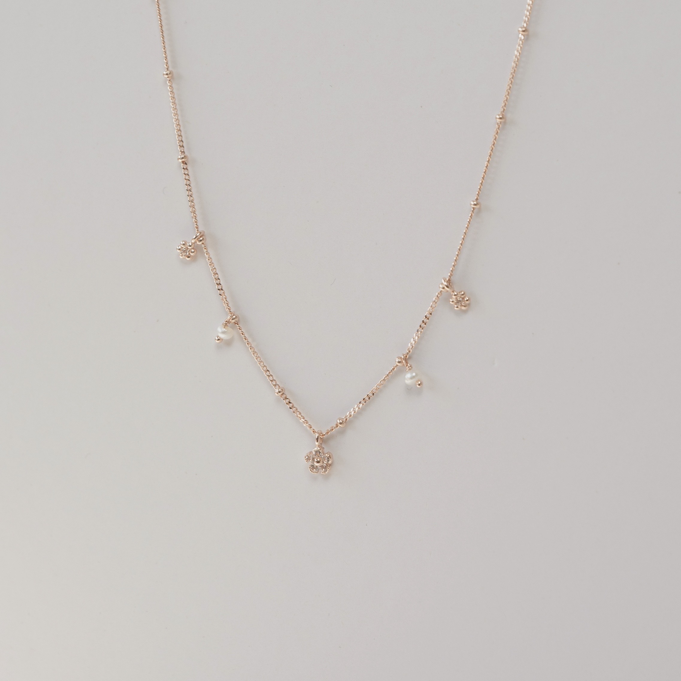 小花花白托帕石珍珠晃晃鎖骨鏈