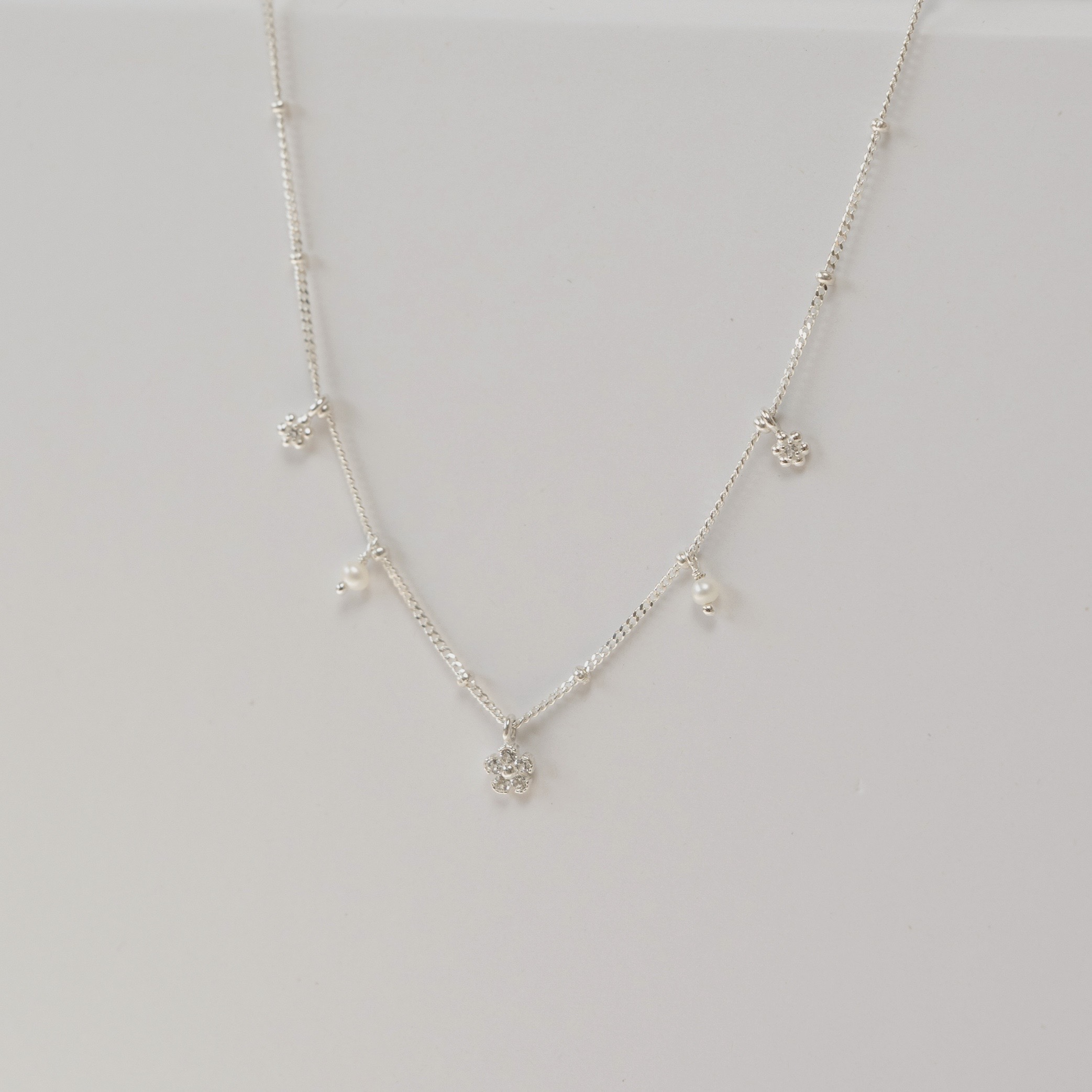 小花花白托帕石珍珠晃晃鎖骨鏈