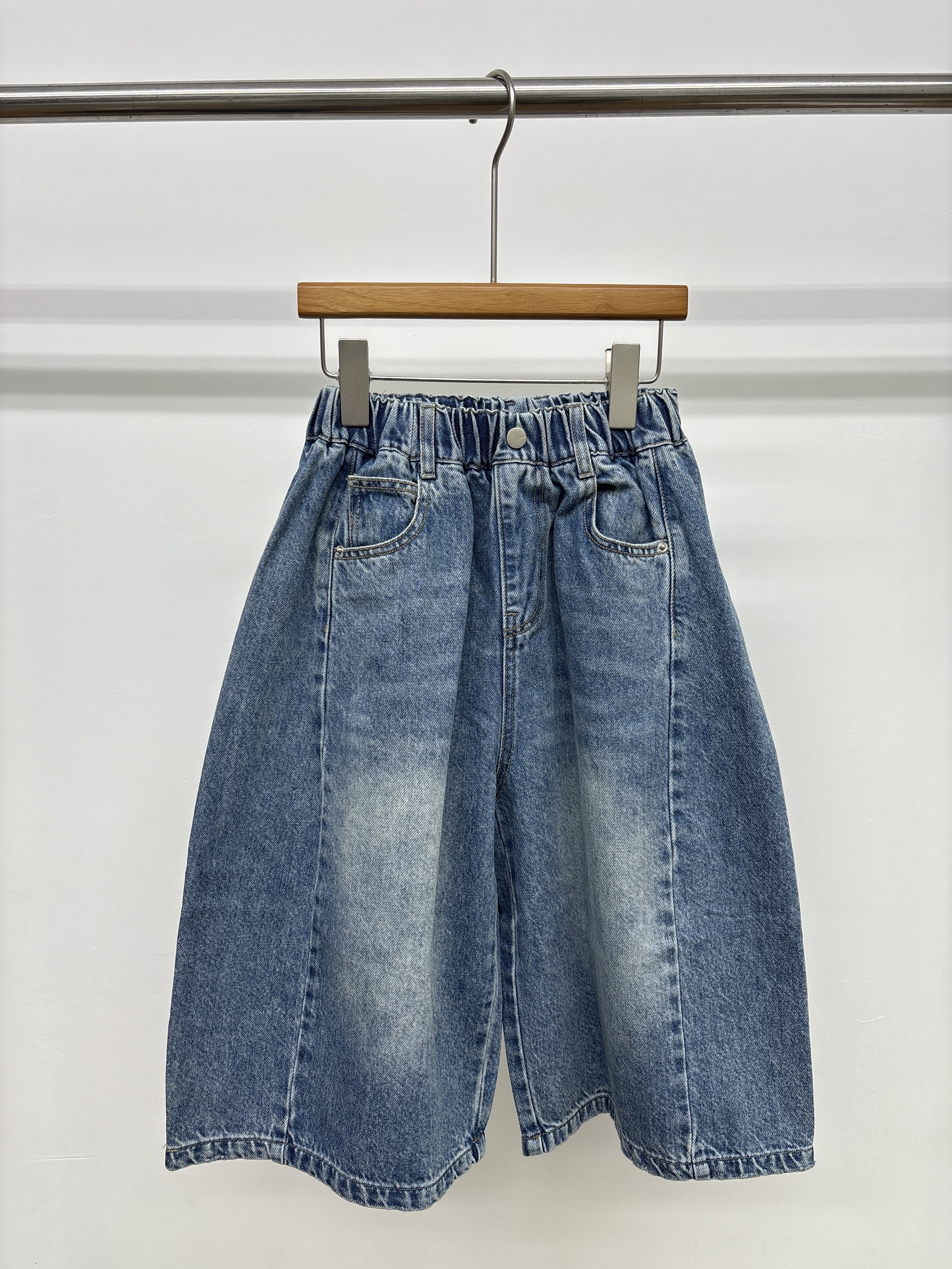 A04375刷舊設計款八分褲