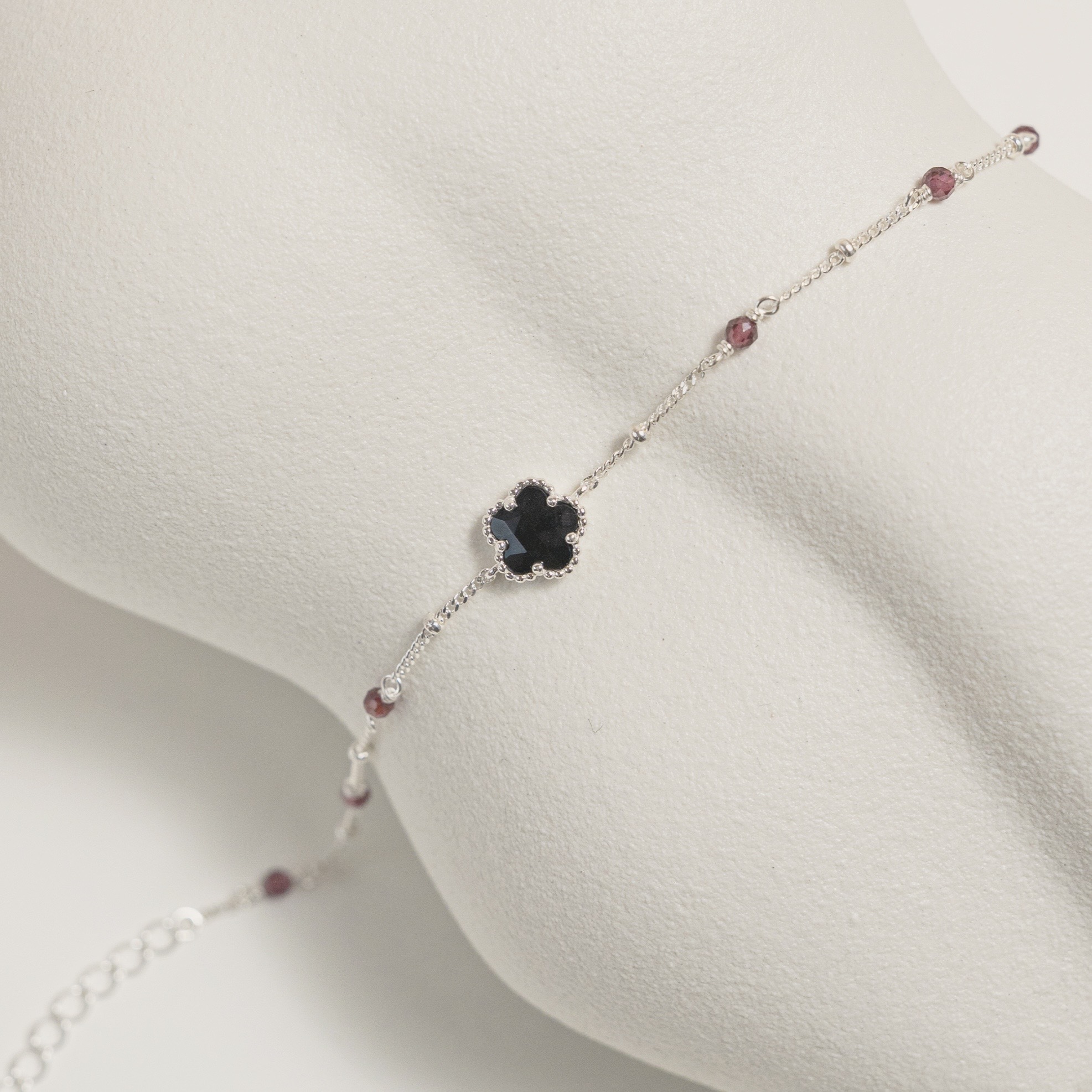 滾珠邊花朵黑瑪瑙石榴石細珠手鍊