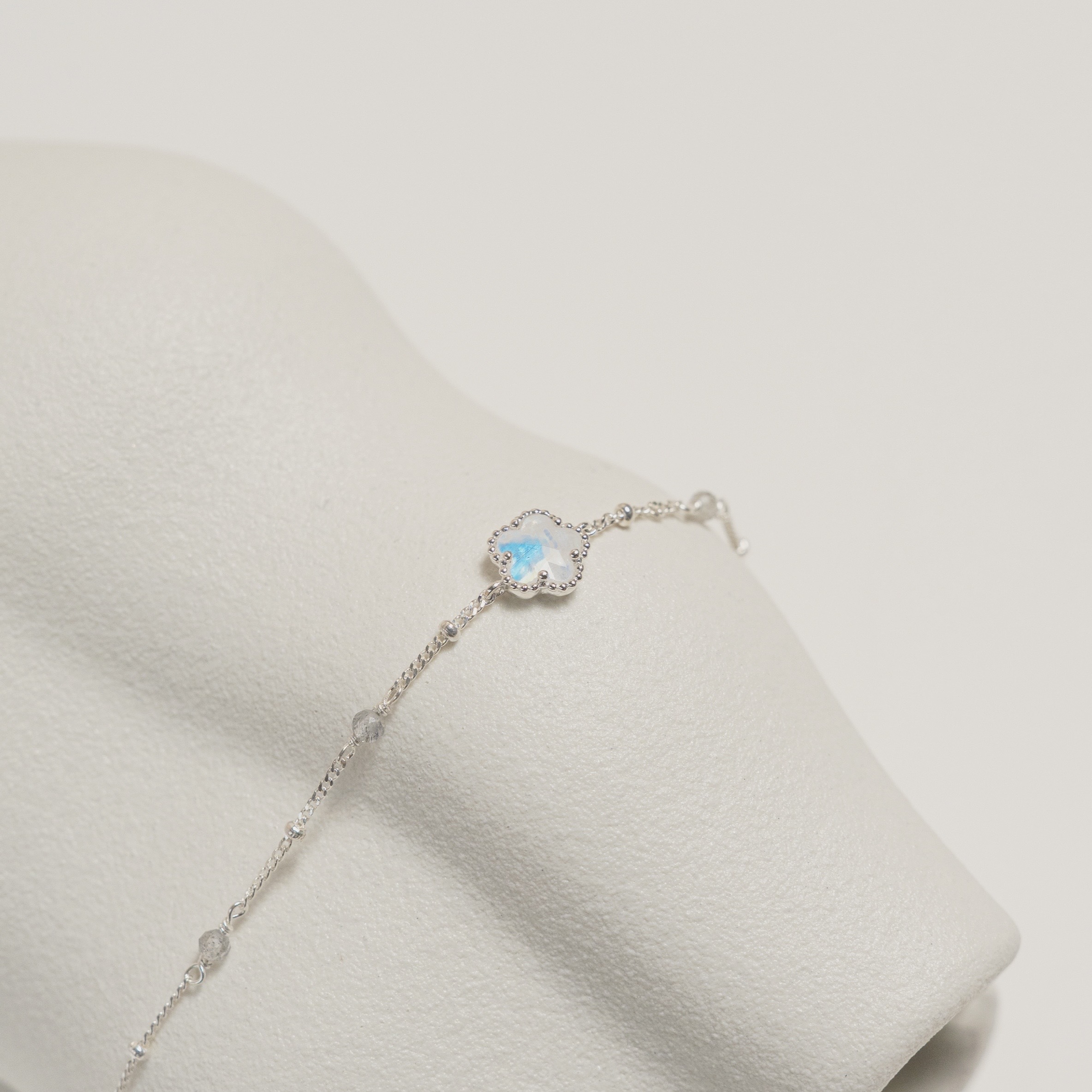 滾珠邊花朵月光拉長石細珠手鍊