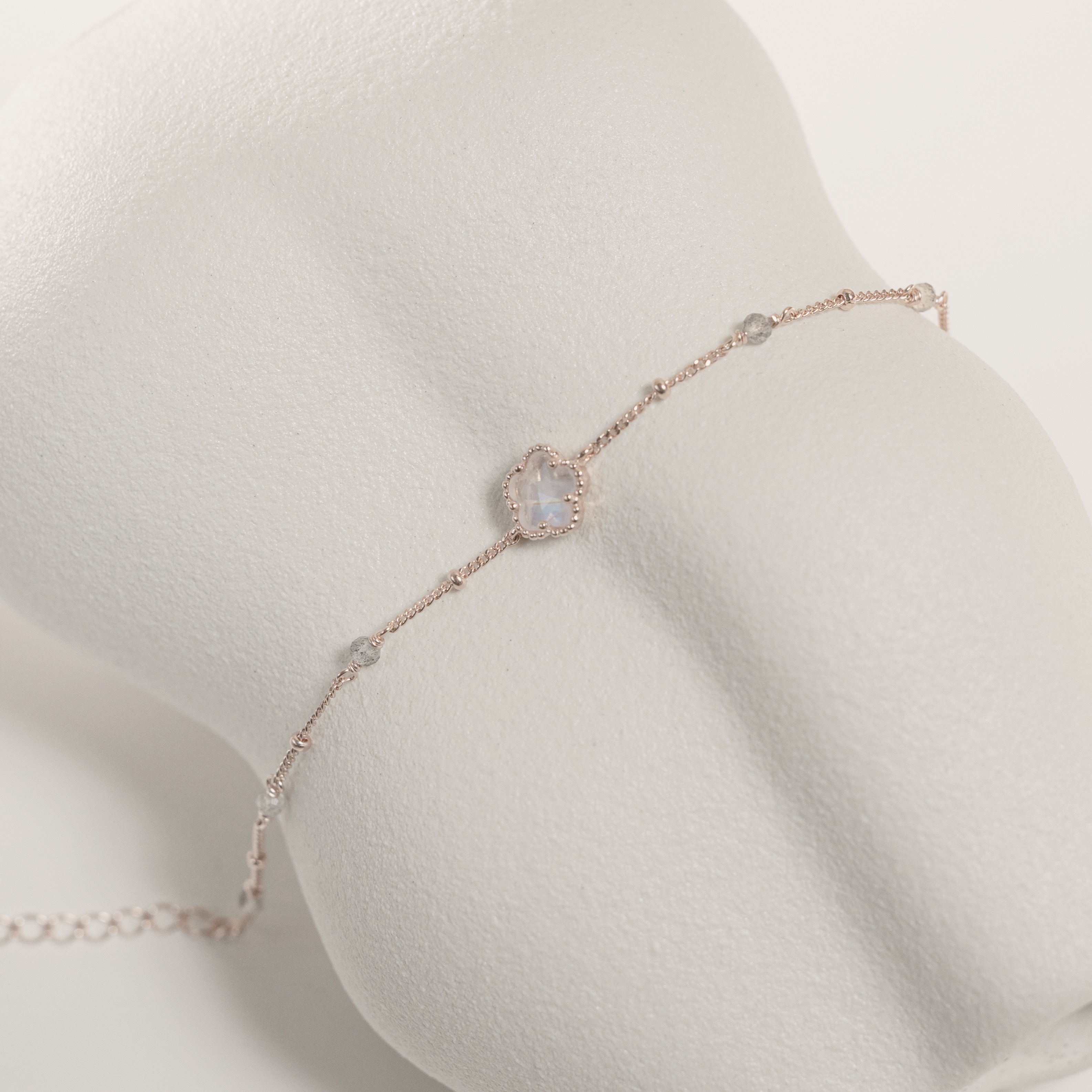 滾珠邊花朵月光拉長石細珠手鍊