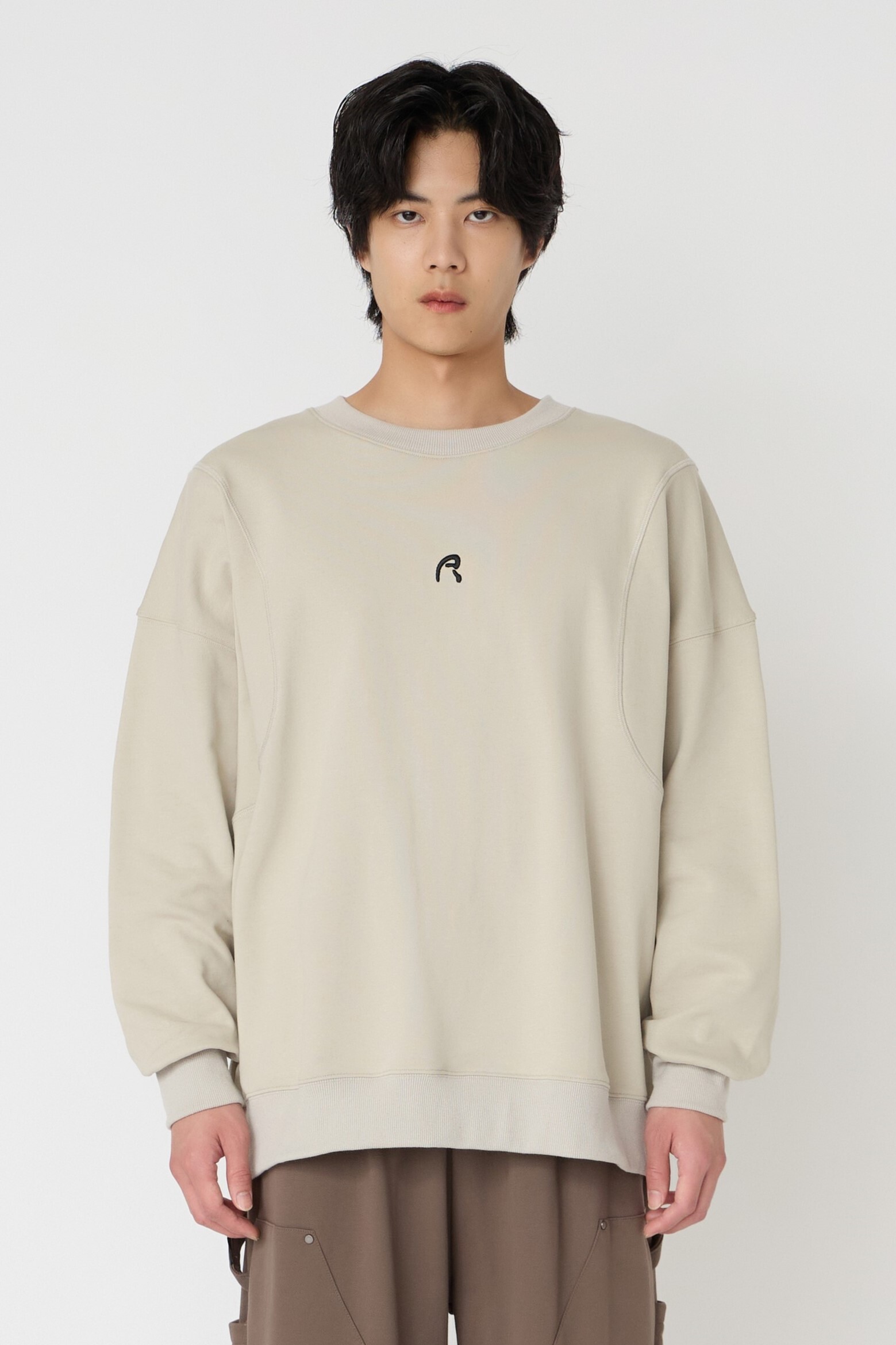 NOIR 刺繡弧形剪裁大學Tee