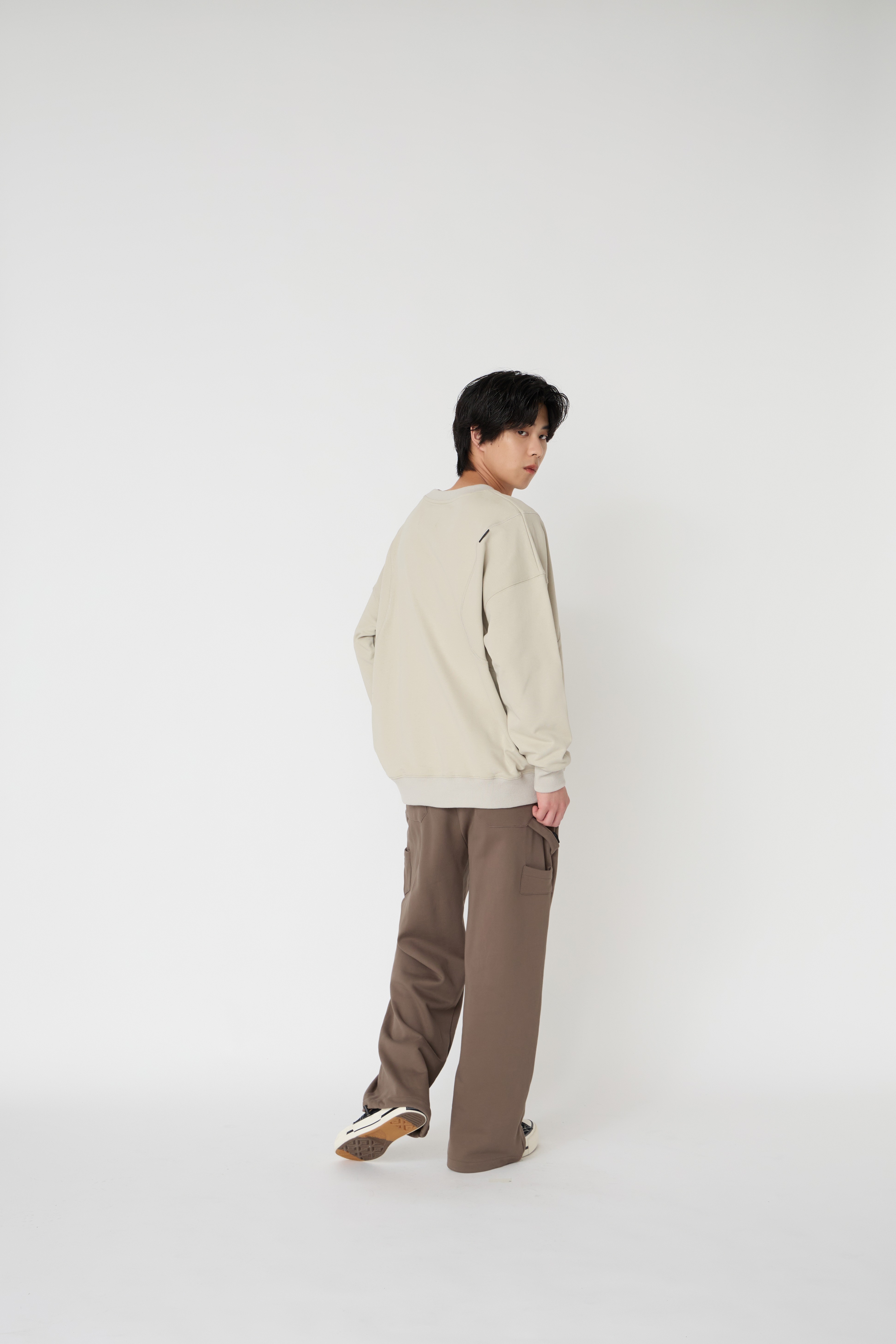 NOIR 刺繡弧形剪裁大學Tee