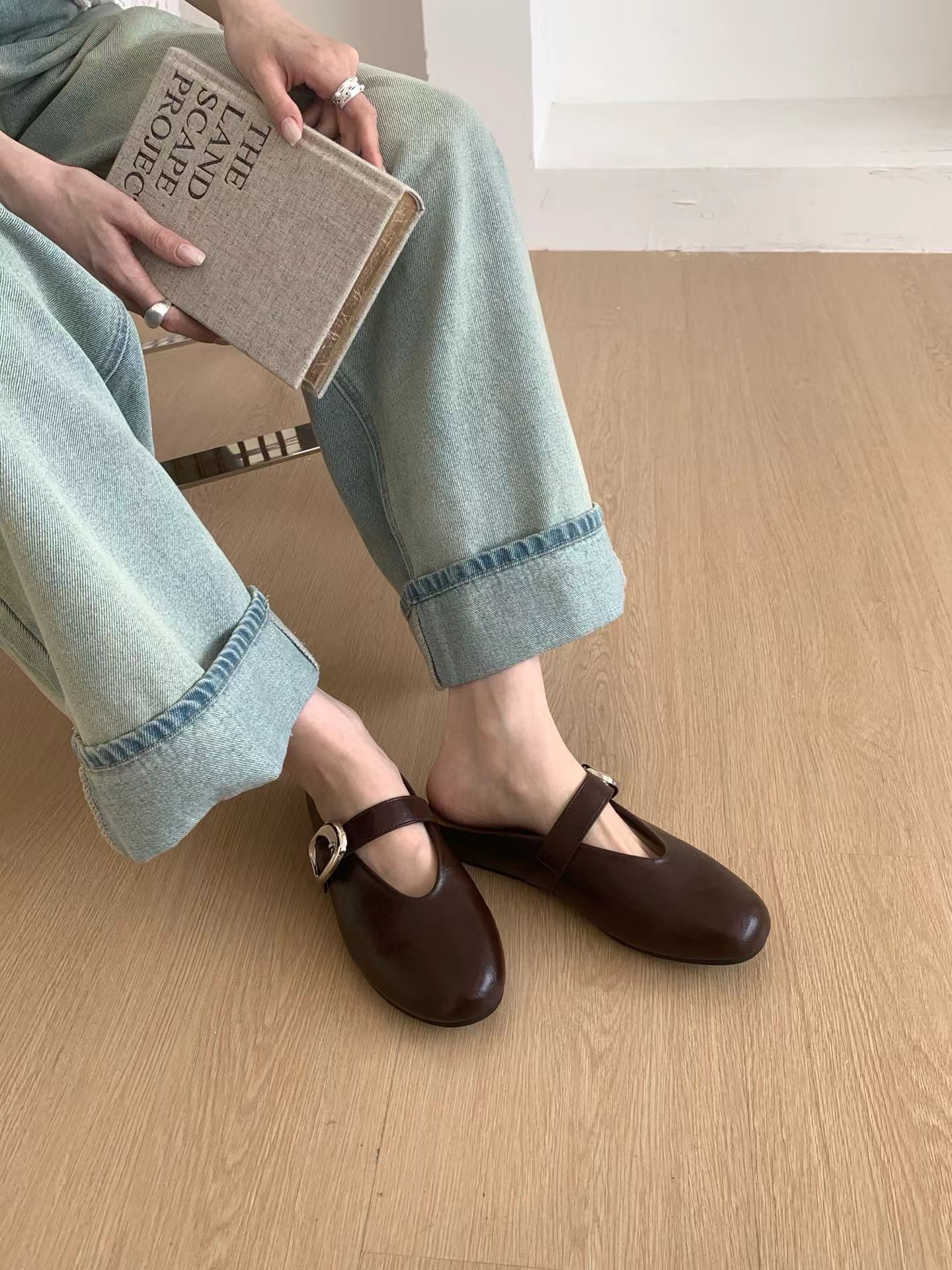 V型剪裁一字包頭拖