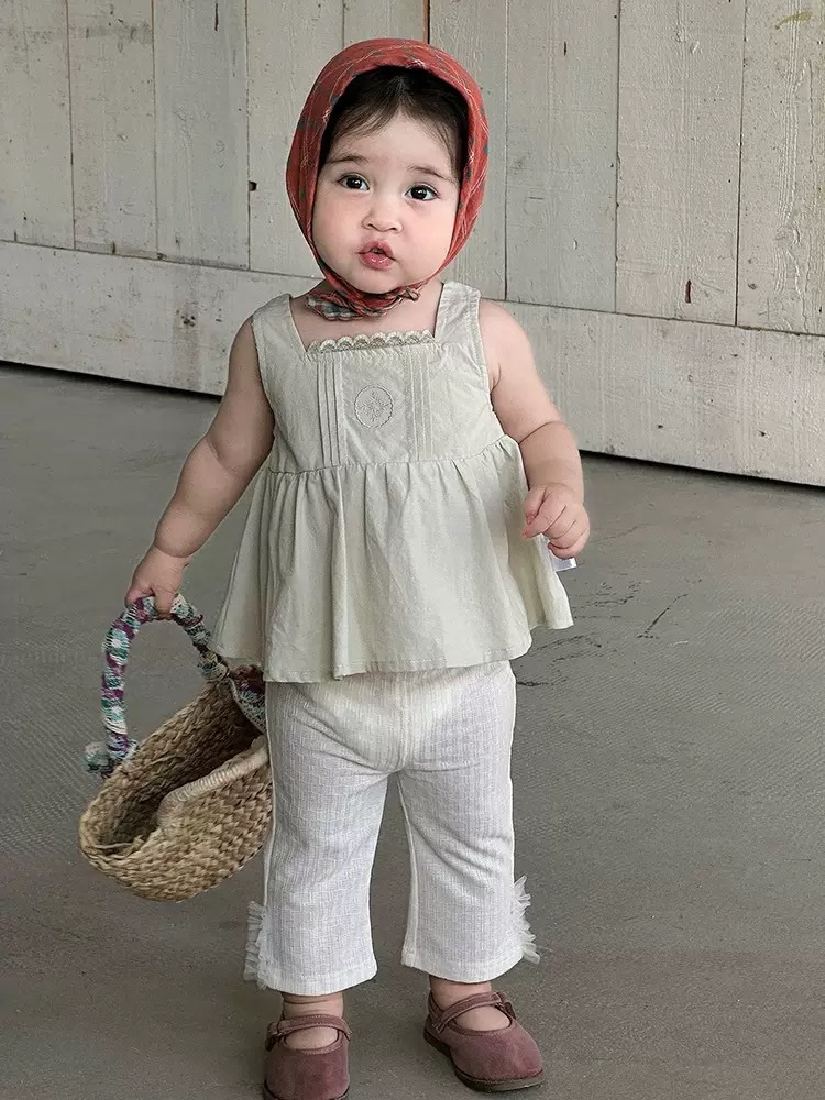 湖水綠背心上衣+米白喇叭褲