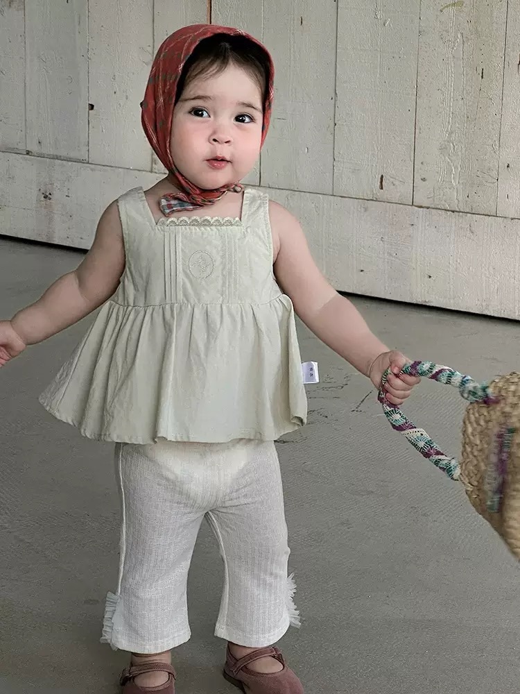 湖水綠背心上衣+米白喇叭褲