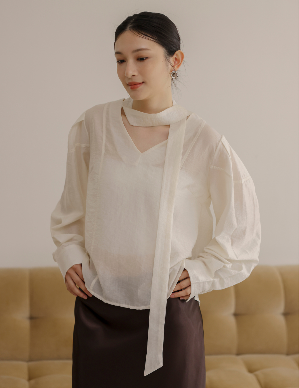 繞脖造型Ｖ領長袖上衣（3尺寸）